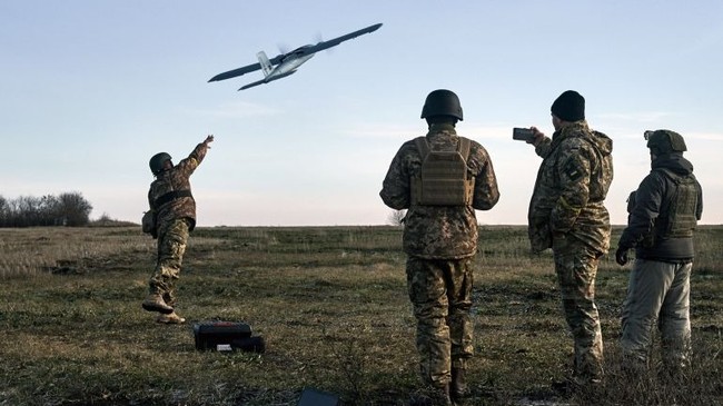 Binh sĩ Ukraine triển khai UAV.