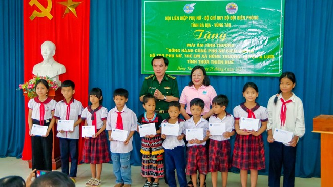 Trao 30 suất học bổng “Nguyễn Thị Định” cho các em học sinh.