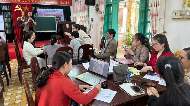 Giáo viên Trường THCS Lê Thánh Tôn sinh hoạt chuyên đề công tác giáo viên chủ nhiệm. Ảnh: NTCC