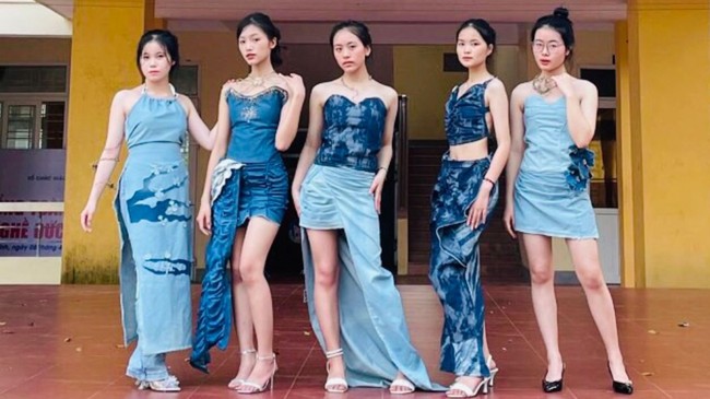 Bộ sưu tập thời trang tái chế từ vải jean của nhóm học sinh lớp 11A8 - Trường THPT Nguyễn Trung Thiên.
