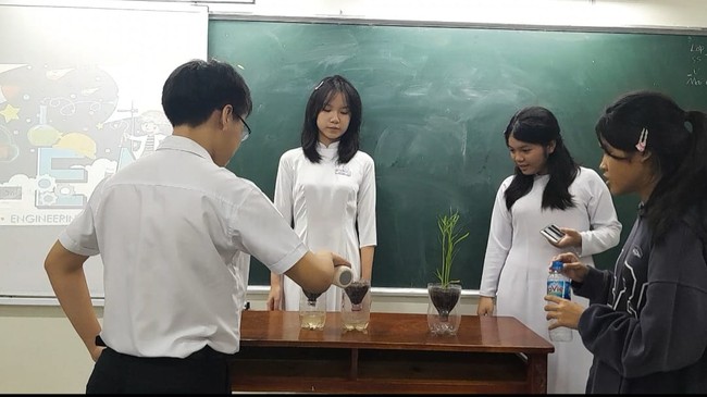 Học sinh Trường THPT Thái Phiên (Đà Nẵng) thực hành trong tiết học môn Địa lý. 