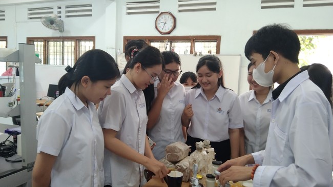 Học sinh Trường THPT Thanh Khê trải nghiệm thực hành tại phòng thí nghiệm Khoa Sinh - Môi trường, Trường ĐH Sư phạm, ĐH Đà Nẵng. 