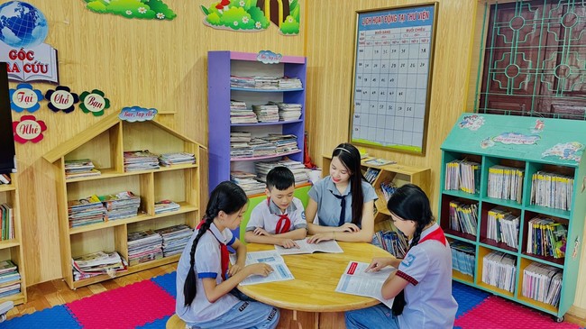 Hoạt động đọc sách tại thư viện Trường Tiểu học Thị trấn Quất Lâm (Giao Thủy, Nam Định). Ảnh: website nhà trường.