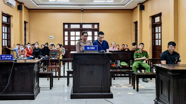 Vợ chồng bị cáo Trương Đình Nhạt và Nguyễn Thị Thủy tại phiên tòa.