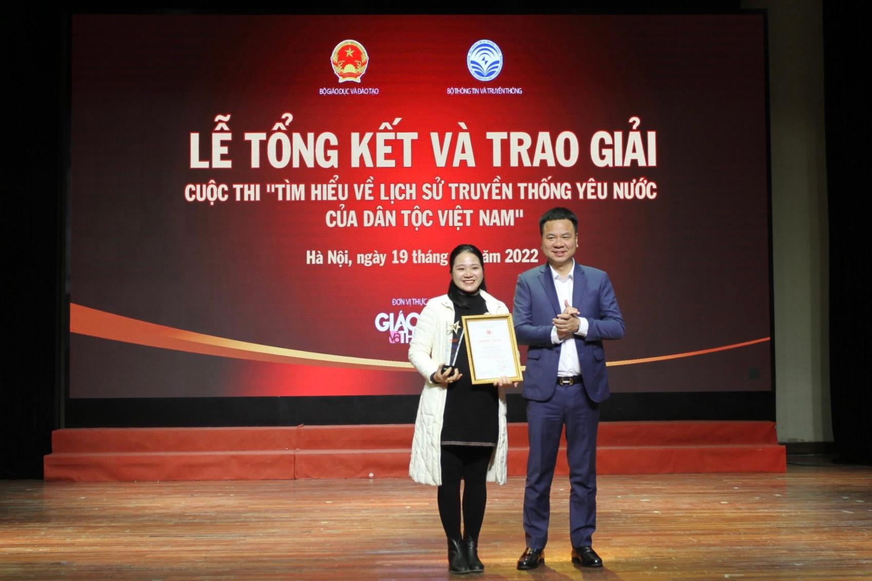 Nhà báo Triệu Ngọc Lâm, Tổng Biên tập báo Giáo dục và Thời đại trao giải cho tác giả đạt giải Nhất, giáo viên Nguyễn Thị Sang.
