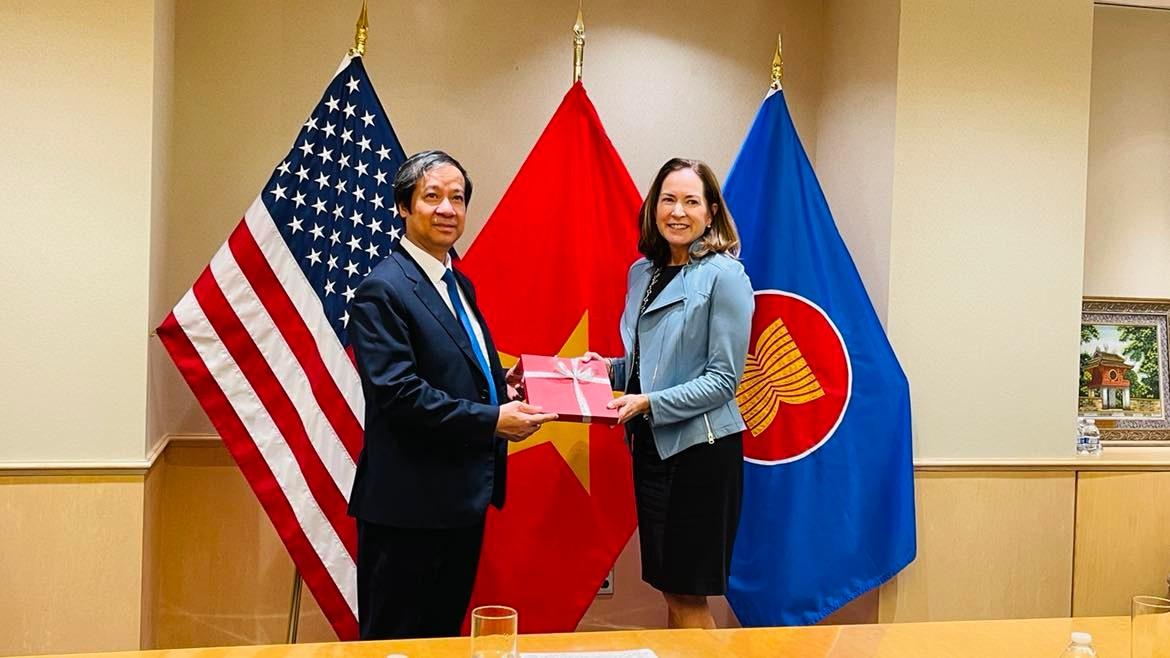 Bộ trưởng Nguyễn Kim Sơn và bà Lee Satterfield, Thứ trưởng Bộ Ngoại giao Hoa Kỳ trao quà lưu niệm nhân buổi làm việc.