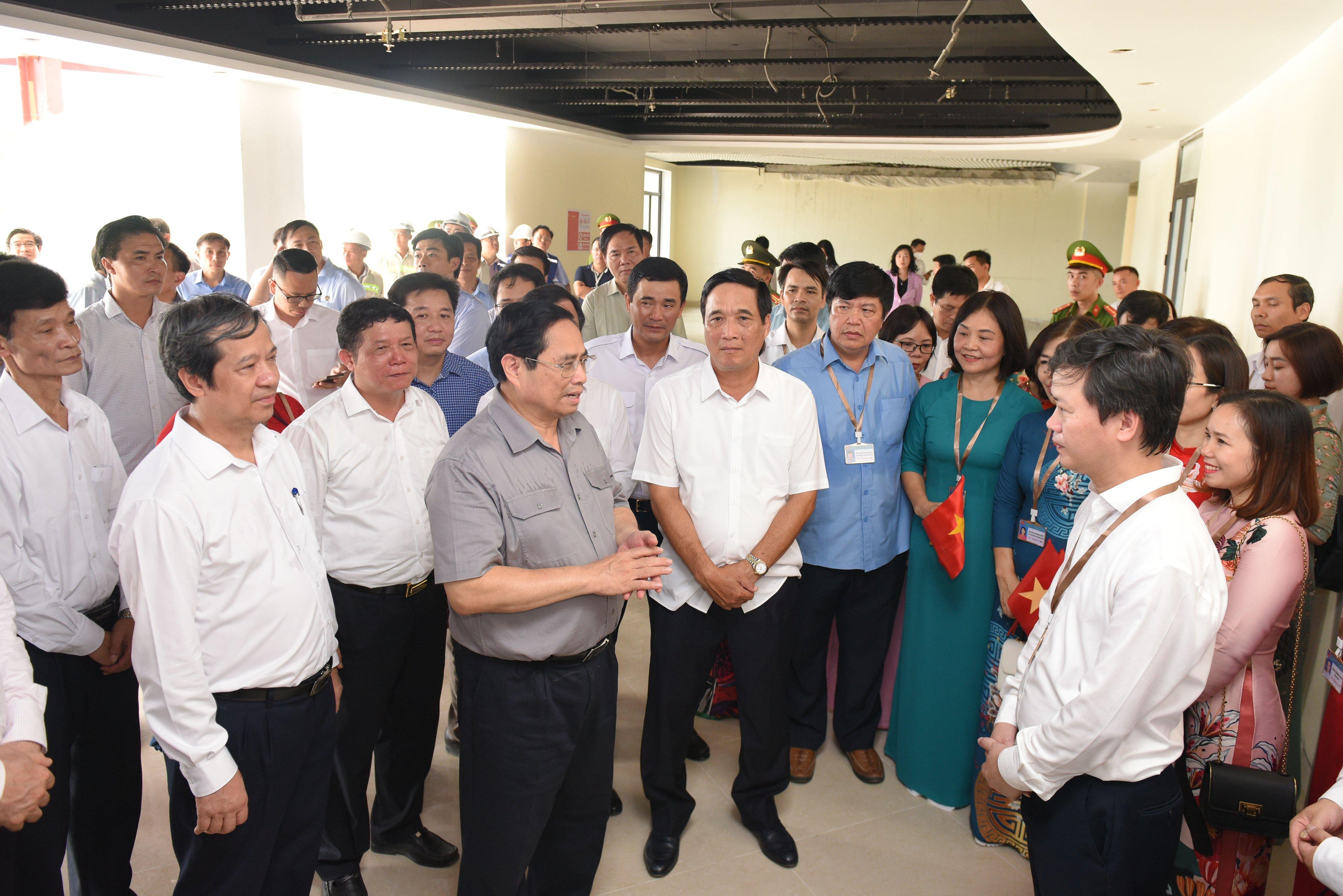 Thủ tướng Phạm Minh Chính thăm cơ sở mới Trường THPT Chuyên Hùng Vương.