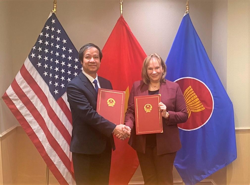 Bộ trưởng Bộ GD&ĐT Nguyễn Kim Sơn và bà Ann Marie, Phó Giám đốc toàn cầu phụ trách Châu Á - Thái Bình Dương của USAID trao biên bản ghi nhớ.