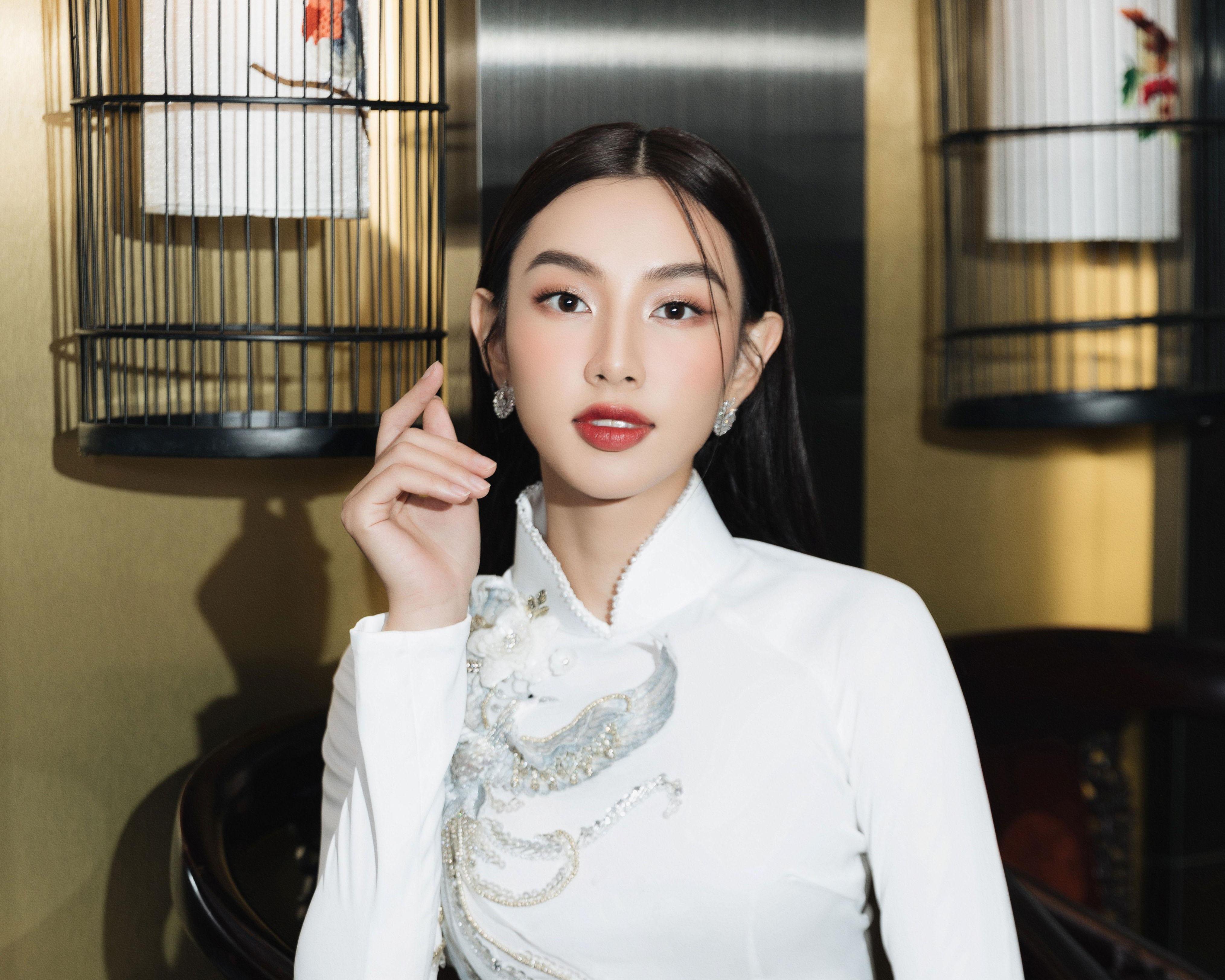 Hoa hậu Thùy Tiên nền nã với áo dài truyền thống trong vai trò đại sứ Hội chợ Du lịch Quốc tế TP.HCM