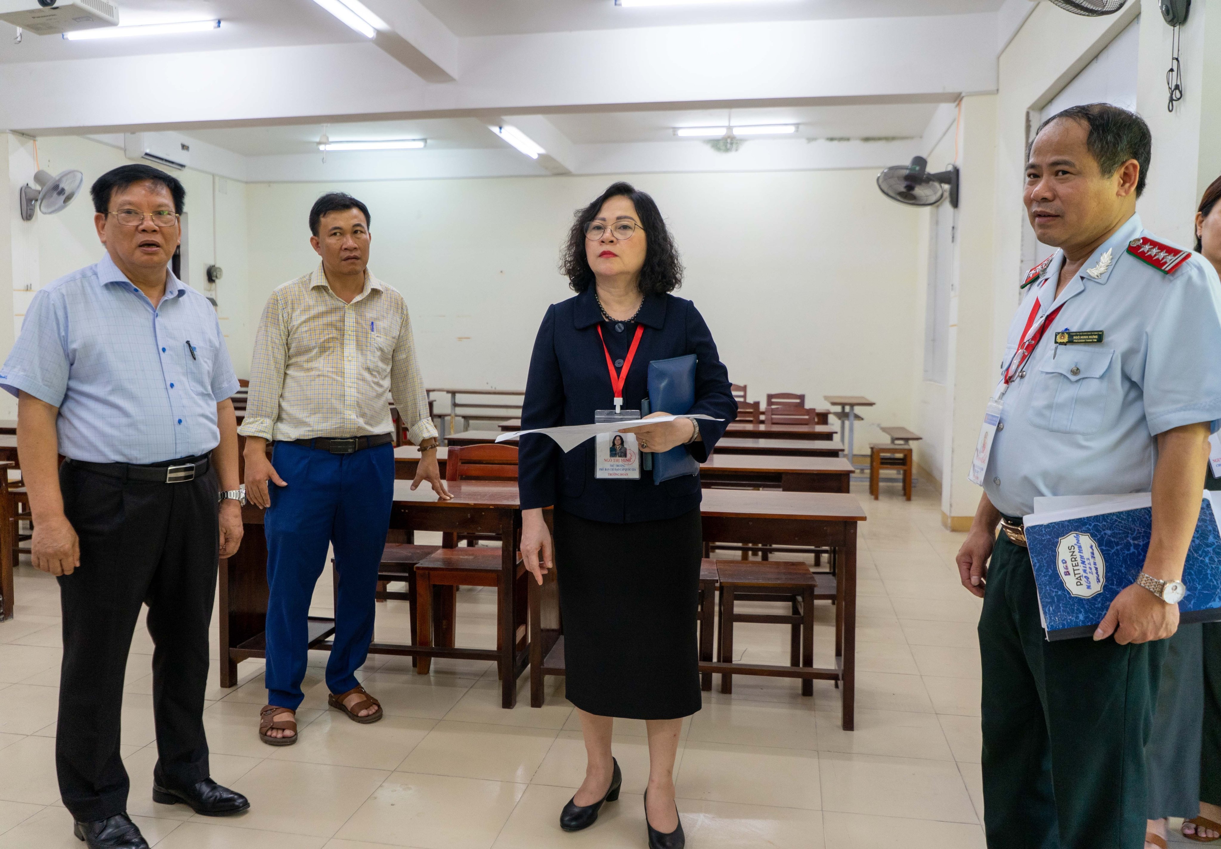 Thứ trưởng Ngô Thị Minh kiểm tra công tác chuẩn bị kỳ thi Tốt nghiệp THPT năm 2023 tại tỉnh Quảng Nam. Ảnh: Hoàng Vinh. 