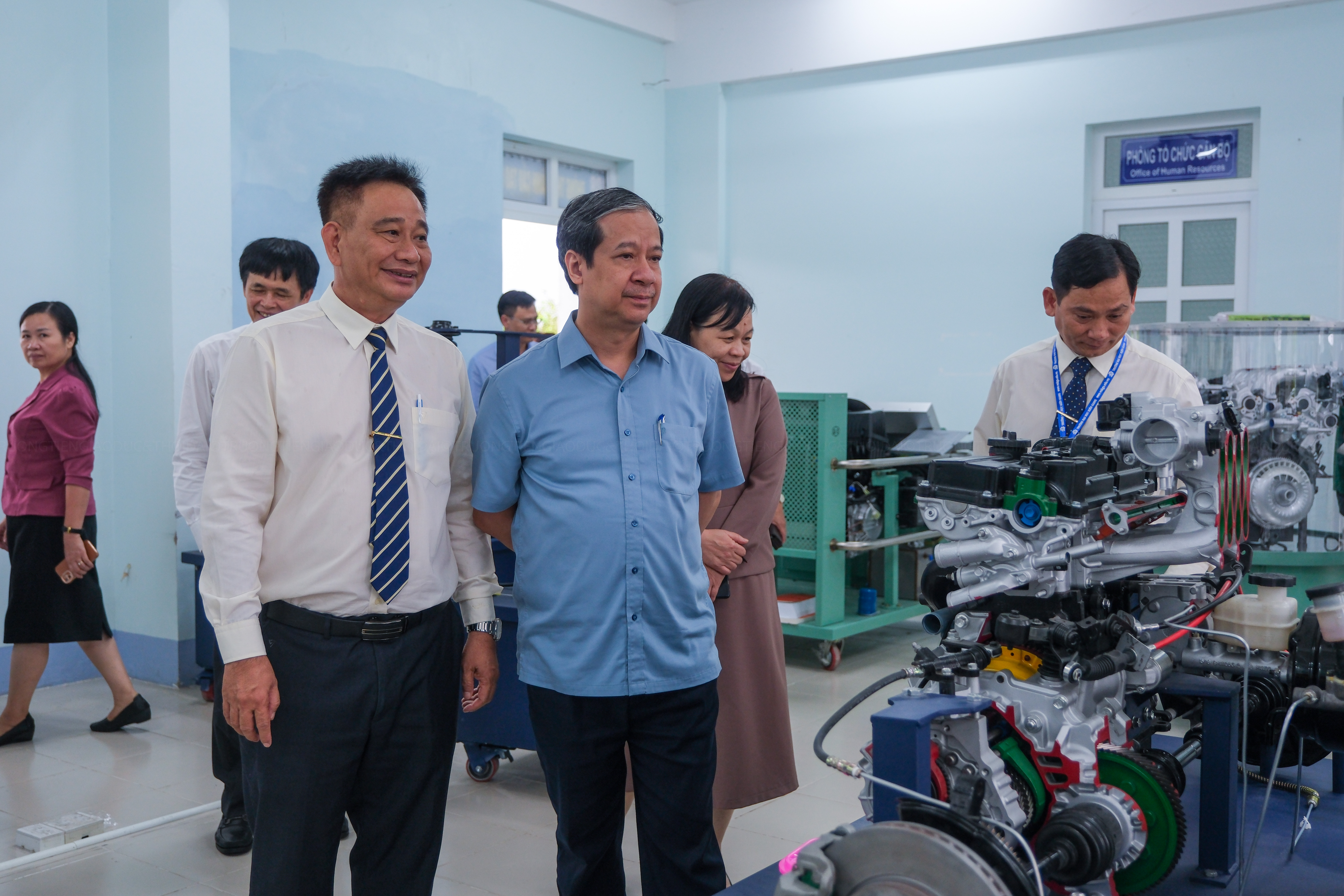 Bộ trưởng Bộ GD&ĐT Nguyễn Kim Sơn đến thăm và làm việc với Trường ĐH Kiên Giang. ảnh 1