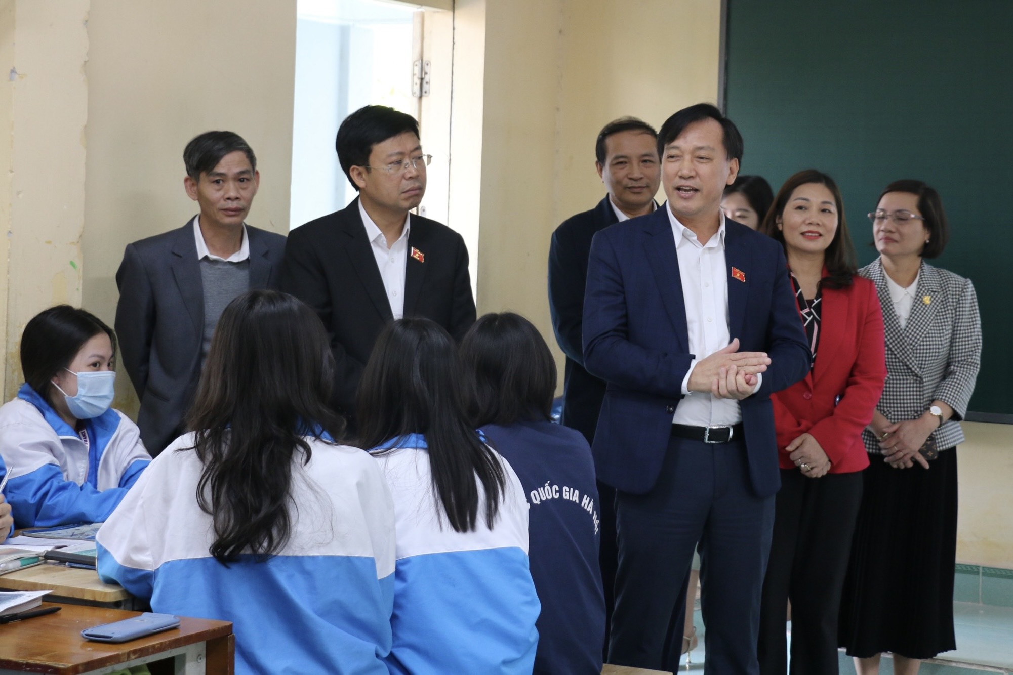 Đoàn giám sát thăm lớp học tại Trường THPT Chuyên Hưng Yên.