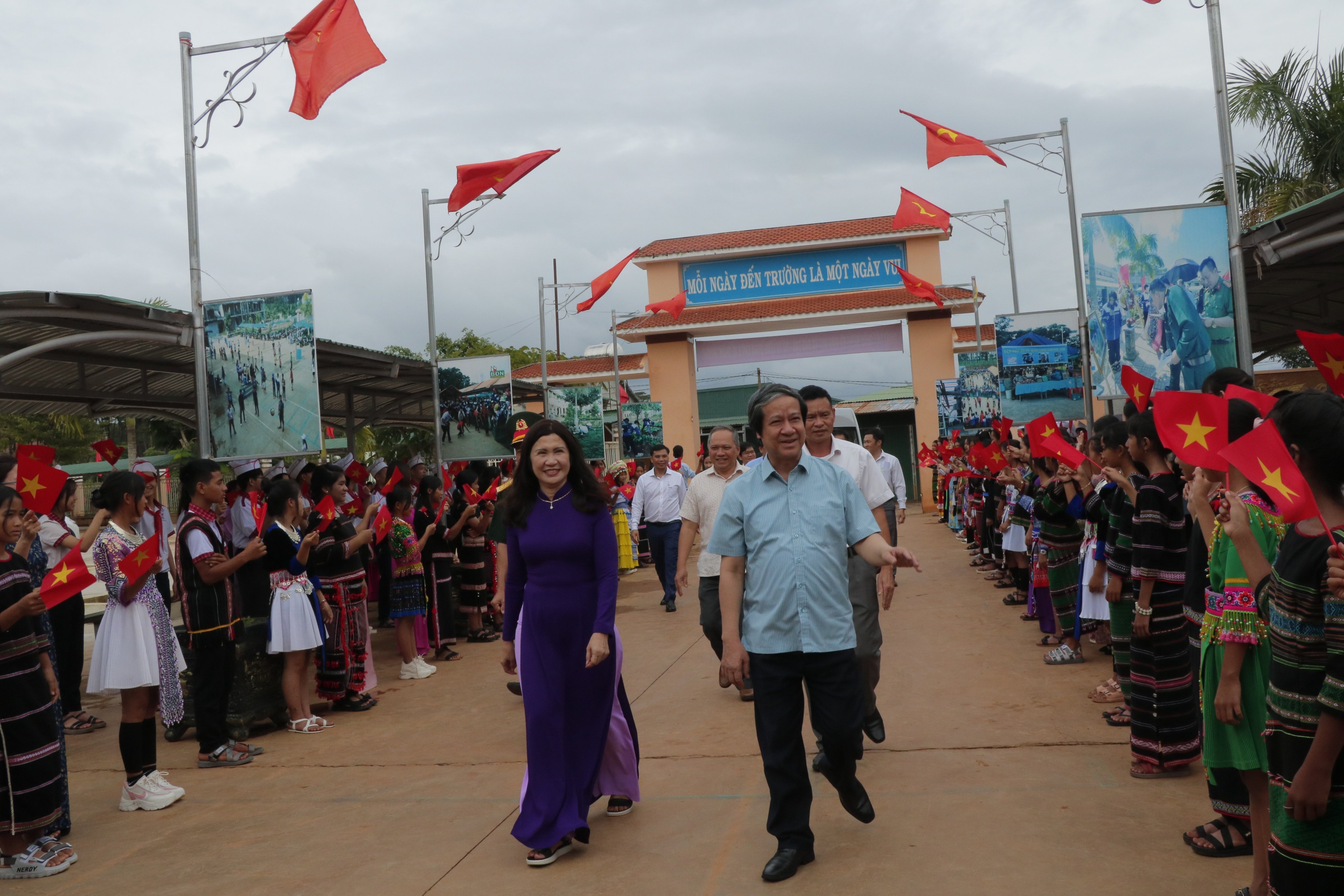 Bộ trưởng Nguyễn Kim Sơn thăm, tặng quà các trường học vùng khó khăn Đắk Nông ảnh 1
