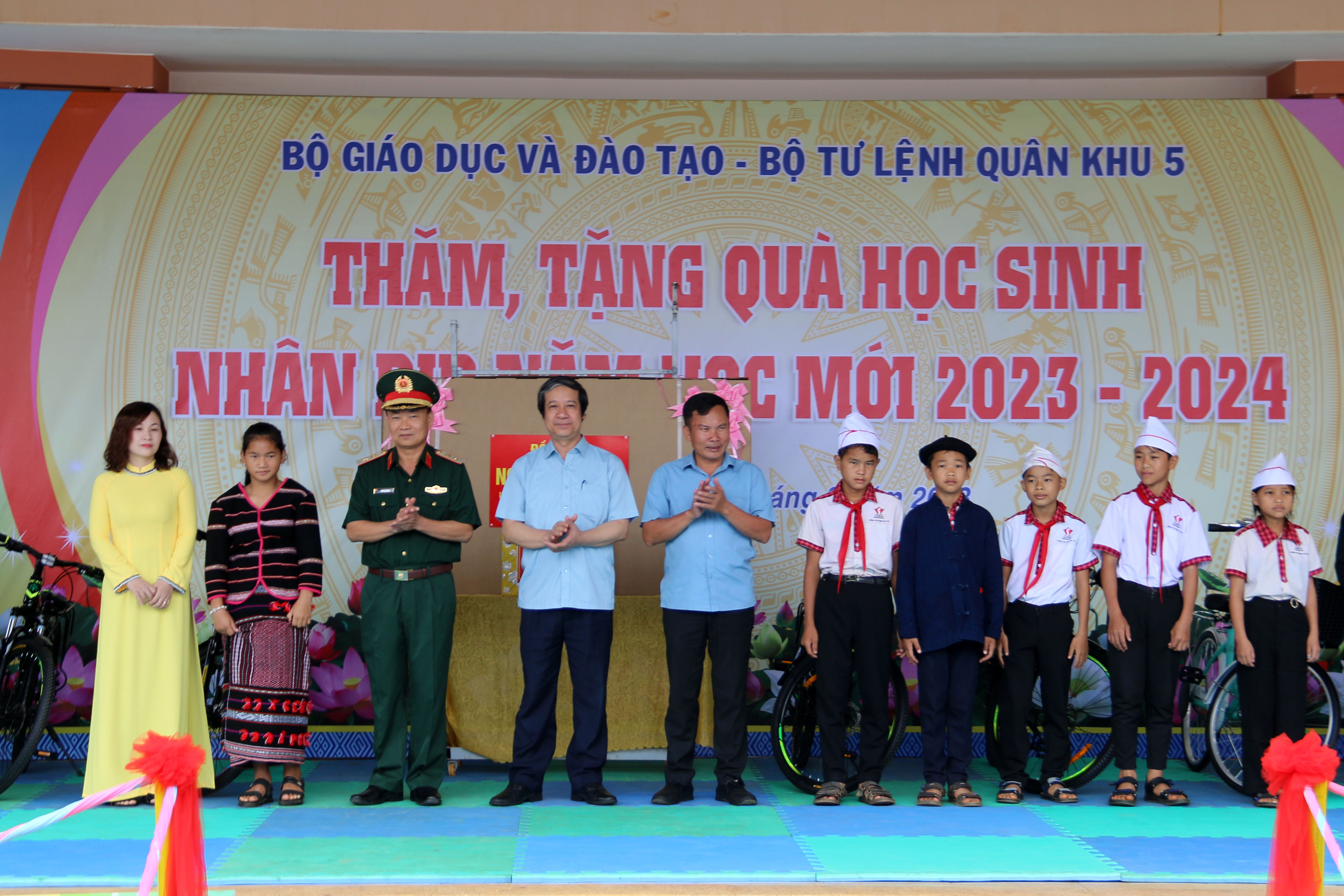 Bộ trưởng Nguyễn Kim Sơn thăm, tặng quà các trường học vùng khó khăn Đắk Nông ảnh 4