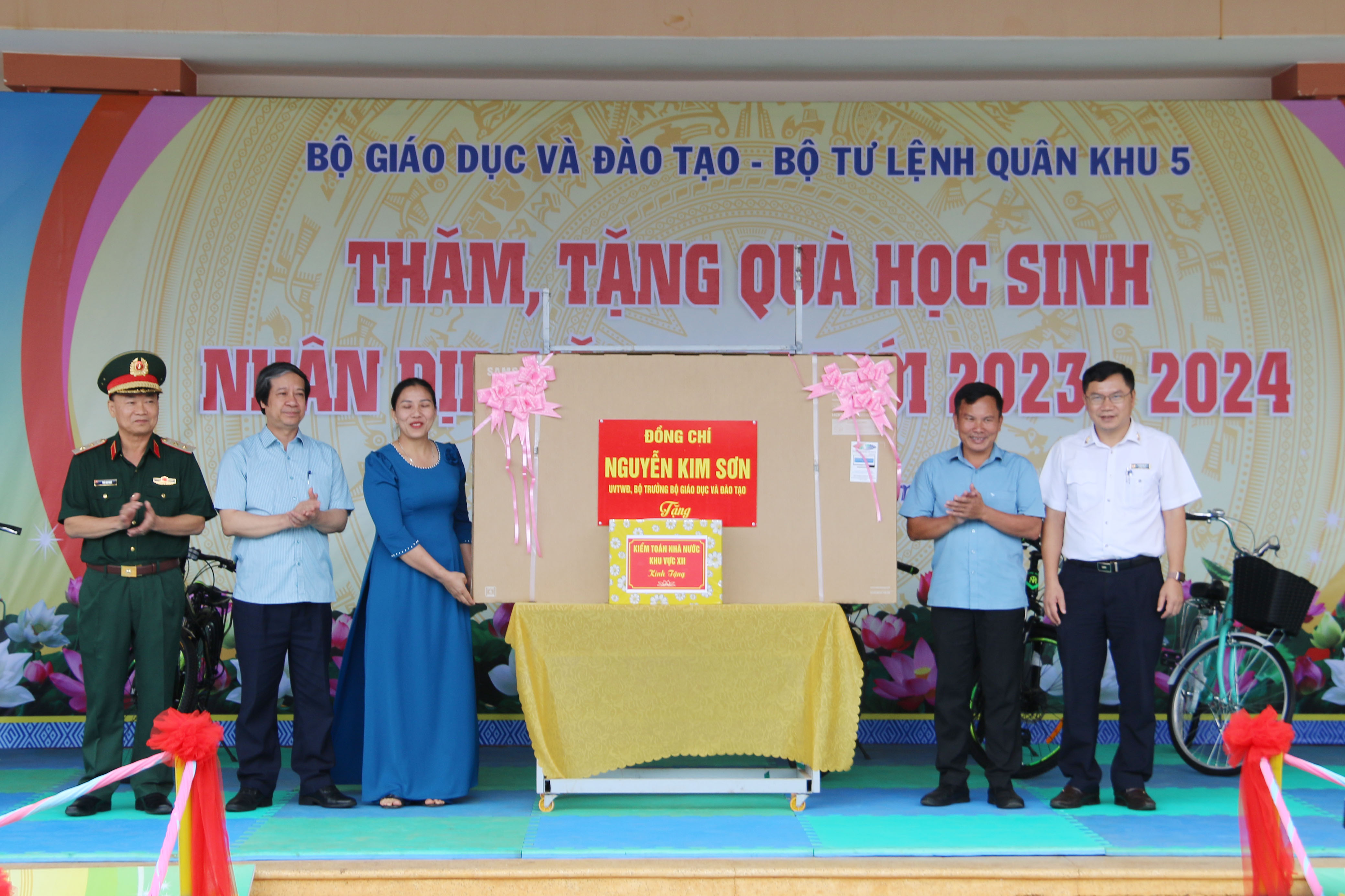 Bộ trưởng Nguyễn Kim Sơn thăm, tặng quà các trường học vùng khó khăn Đắk Nông ảnh 5