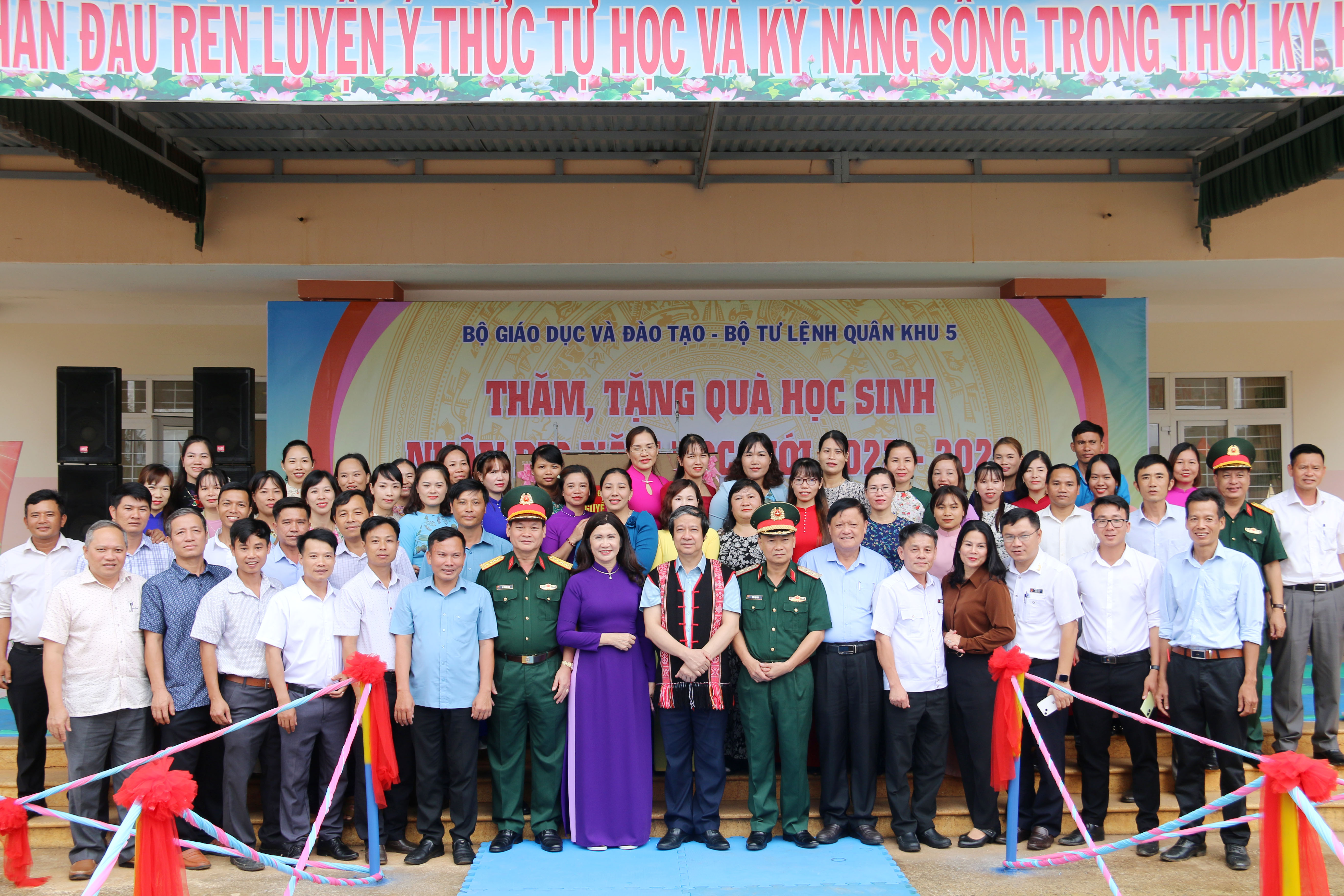 Bộ trưởng Nguyễn Kim Sơn thăm, tặng quà các trường học vùng khó khăn Đắk Nông ảnh 3