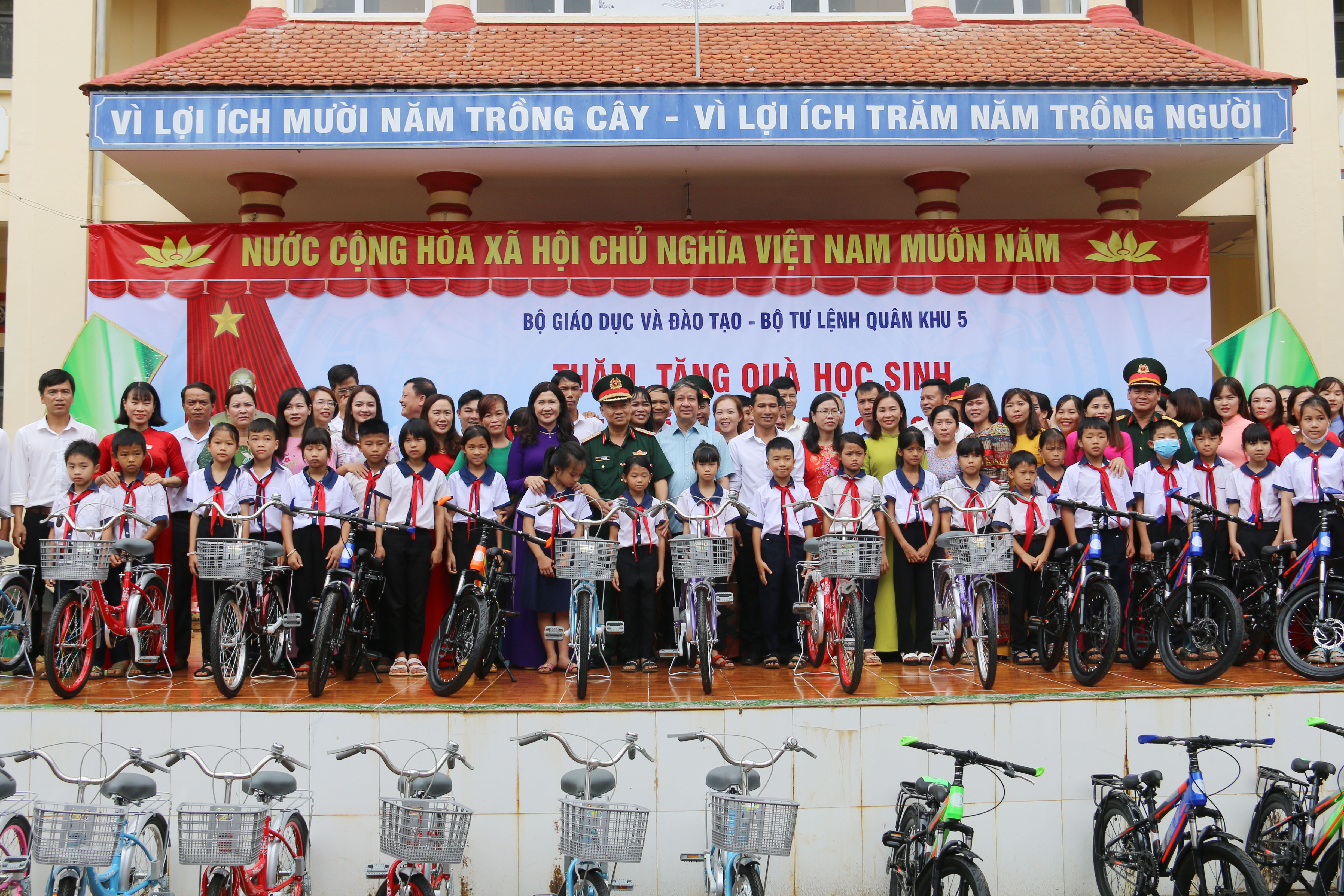 Bộ trưởng Nguyễn Kim Sơn thăm, tặng quà các trường học vùng khó khăn Đắk Nông ảnh 6