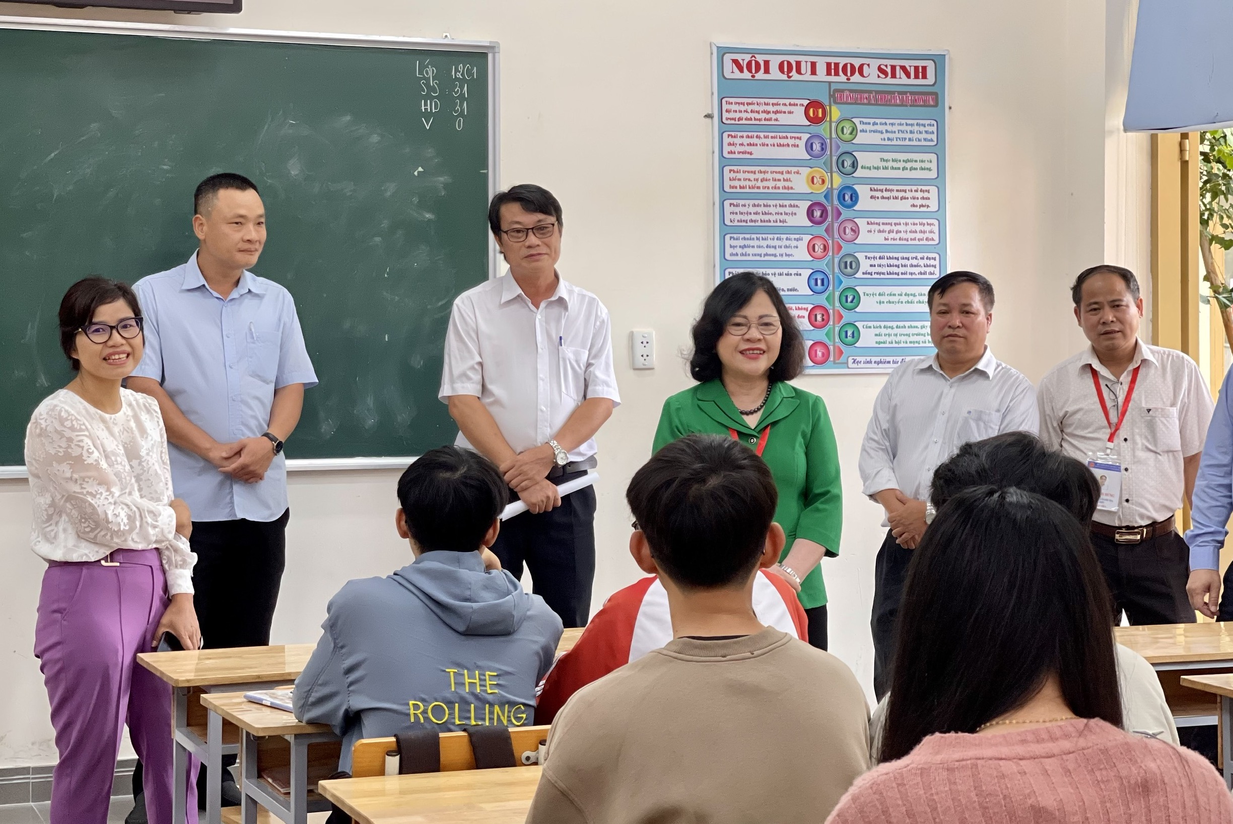 Thứ trưởng Bộ GD&ĐT Ngô Thị Minh kiểm tra cơ sở vật chất, công tác chuẩn bị kỳ thi tại trường THCS-THPT Liên Việt Kon Tum.