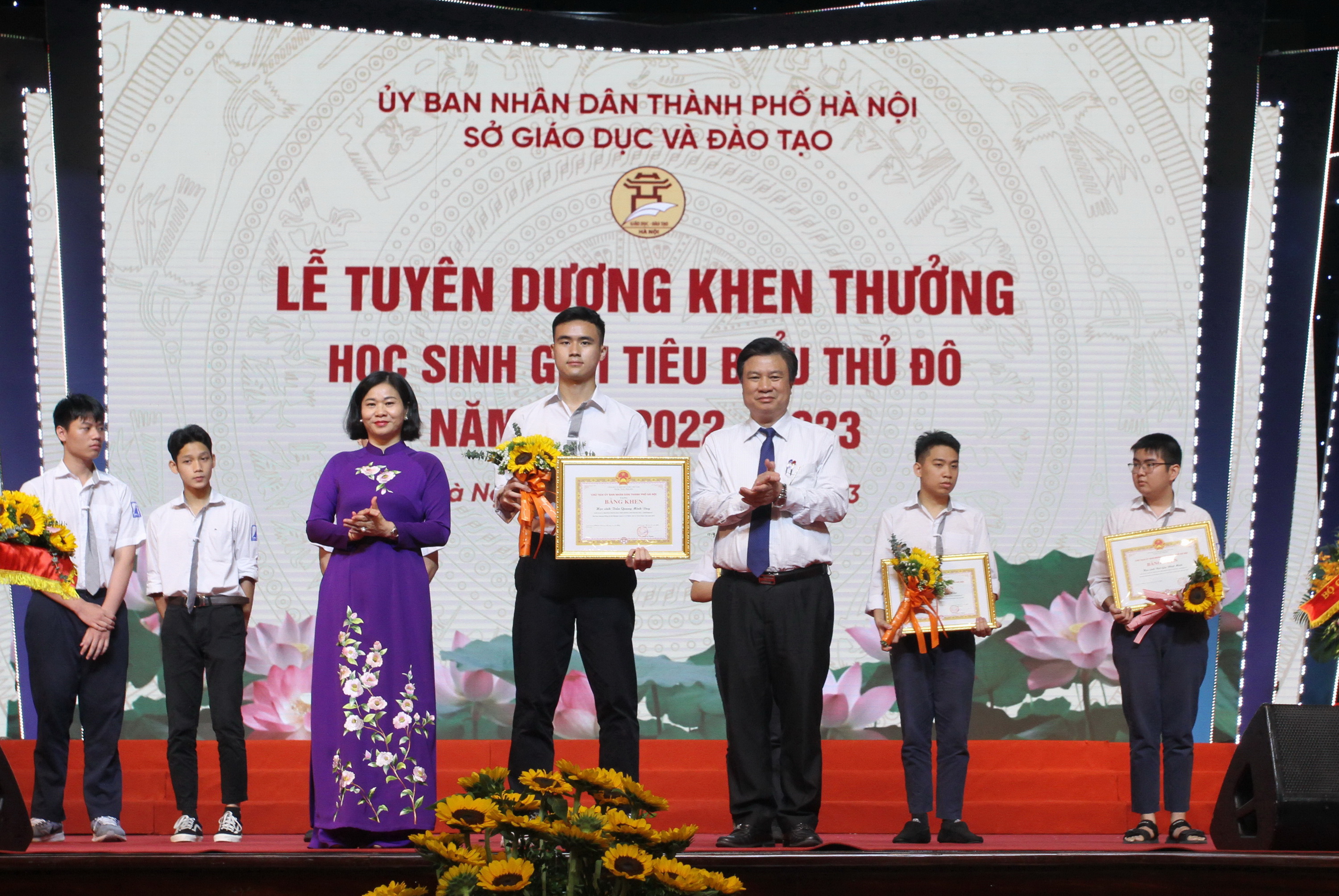 Thứ trưởng Bộ GD&ĐT Nguyễn Hữu Độ và Phó Bí thư Thường trực Thành ủy Hà Nội Nguyễn Thị Tuyến trao bằng khen cho các học sinh đoạt giải Olympic quốc tế. 
