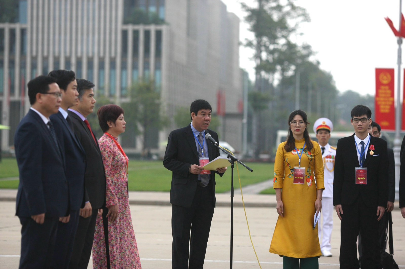 Cục trưởng Cục quản lý chất lượng Huỳnh Văn Chương thay mặt đoàn đại biểu báo công dâng Bác.