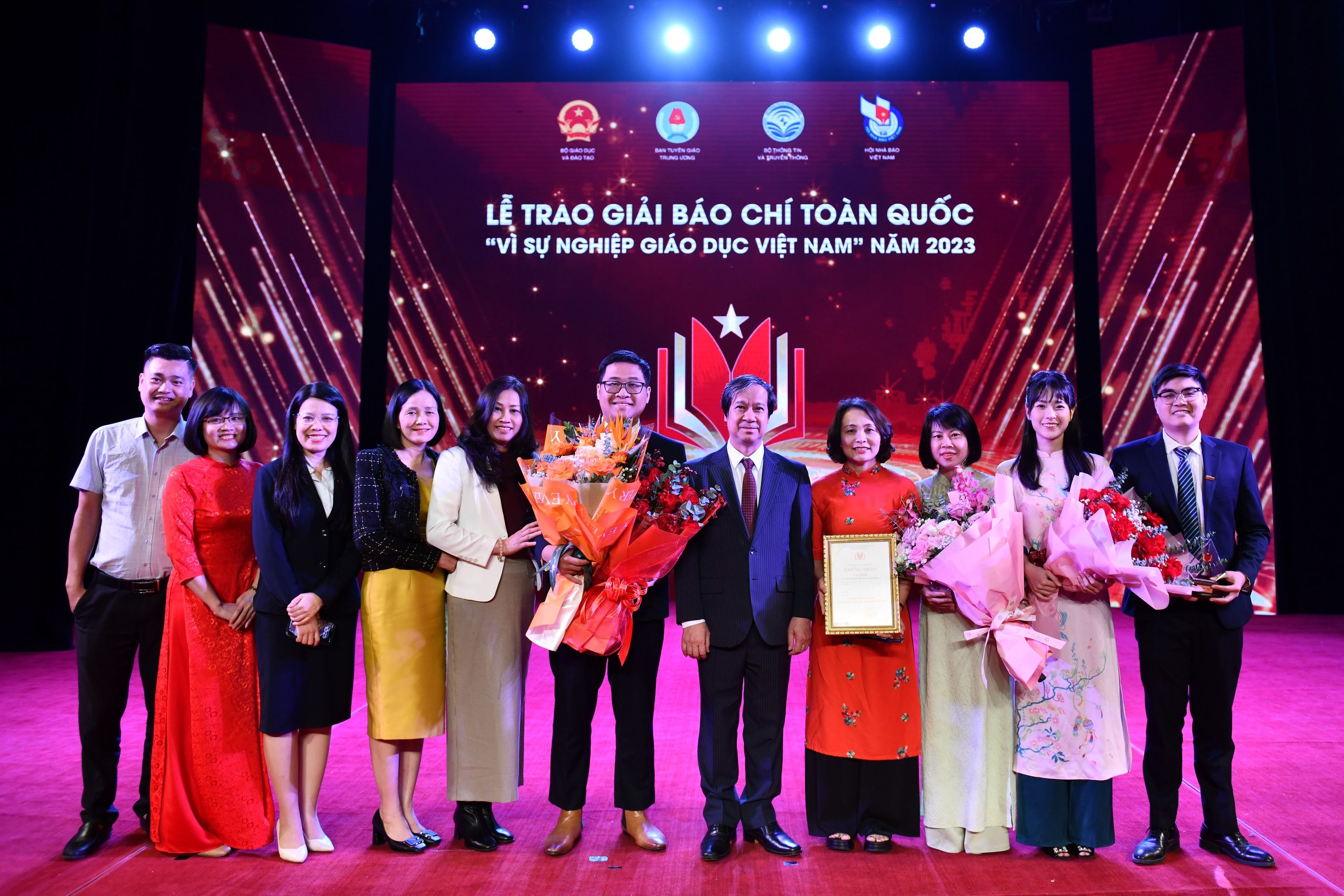 Bộ trưởng Bộ GD&amp;ĐT Nguyễn Kim Sơn và một số tác giả đạt giải Báo chí &quot;Vì sự nghiệp Giáo dục Việt Nam&quot; năm 2023.