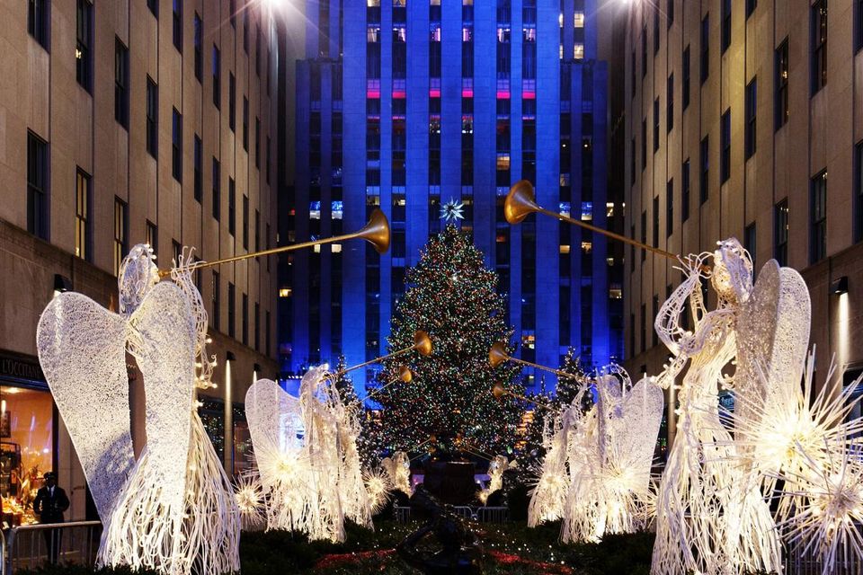 Cây vân sam Na Uy cao 82 foot (1 foot =30,48 cm), đường kính 50 foot, nặng khoảng 14 tấn, có tuổi đời khoảng hơn 90 năm sẽ là cây Giáng sinh của Trung tâm Rockefeller mùa 2022 - 2023. Đến mùa lễ hội Giáng sinh, cây sẽ được thắp sáng bằng 25 nghìn viên pha lê Swarovski.
