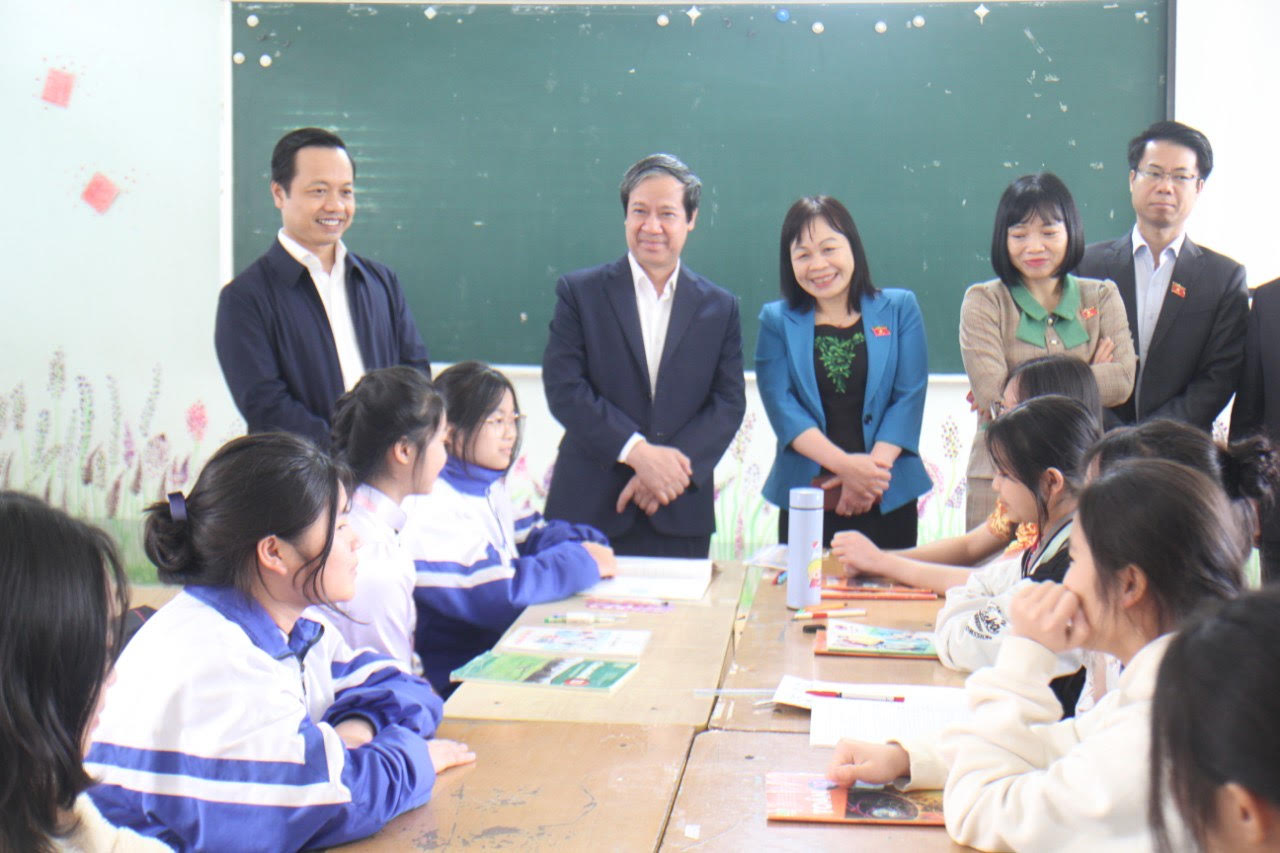 Bộ trưởng Nguyễn Kim Sơn cùng Đoàn giám sát trao đổi với học sinh Trường Phổ thông Dân tộc nội trú tỉnh Lai Châu. Ảnh: Hà Thuận.