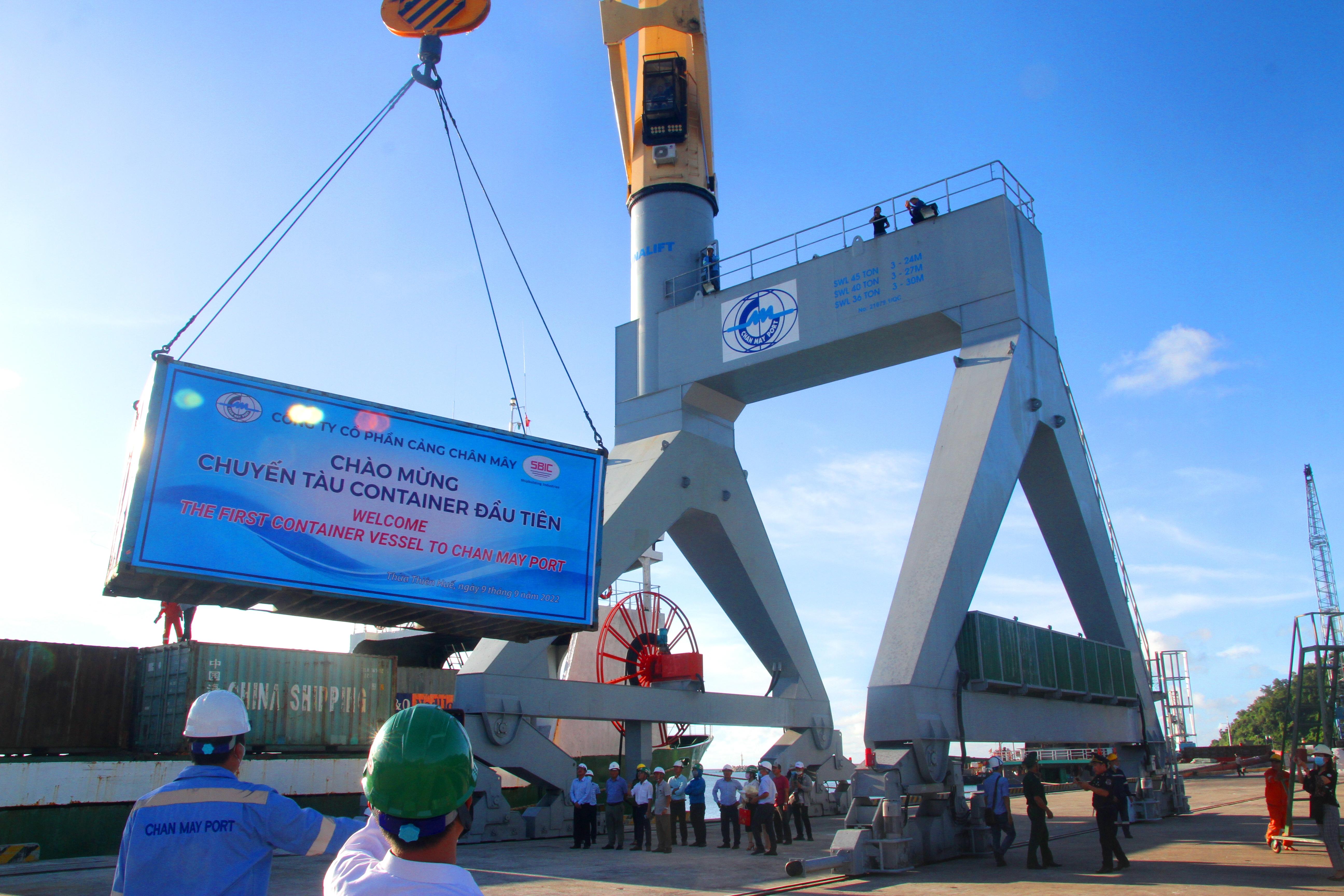Thừa Thiên - Huế: Chuyến tàu container quốc tế đầu tiên cập Cảng Chân Mây