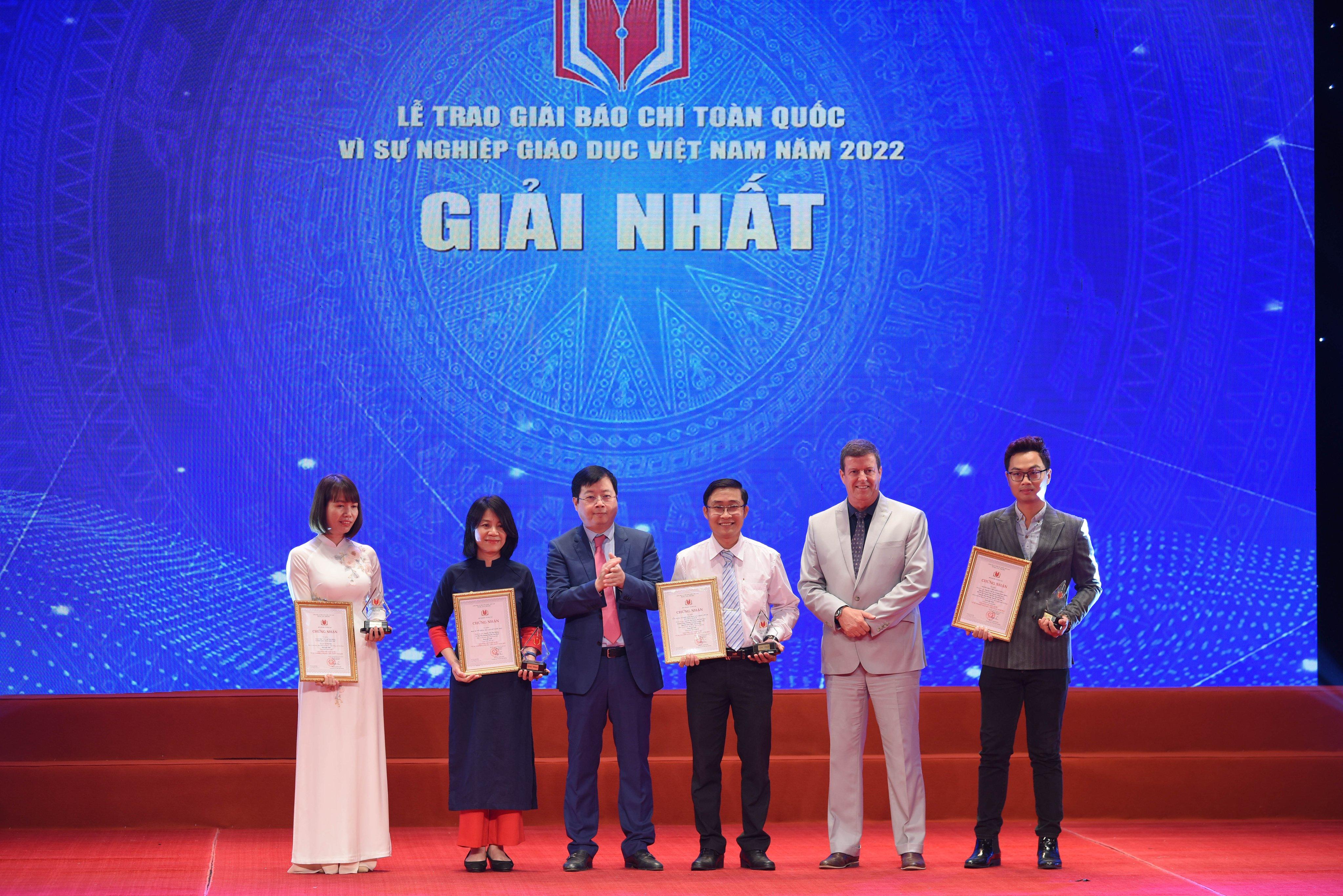 Thứ trưởng Bộ TT&TT Nguyễn Thanh Lâm và ông Rick Benett - Phó Hiệu trưởng Trường ĐH Anh quốc Việt Nam trao giải cho các tác giả đạt giải Nhất.