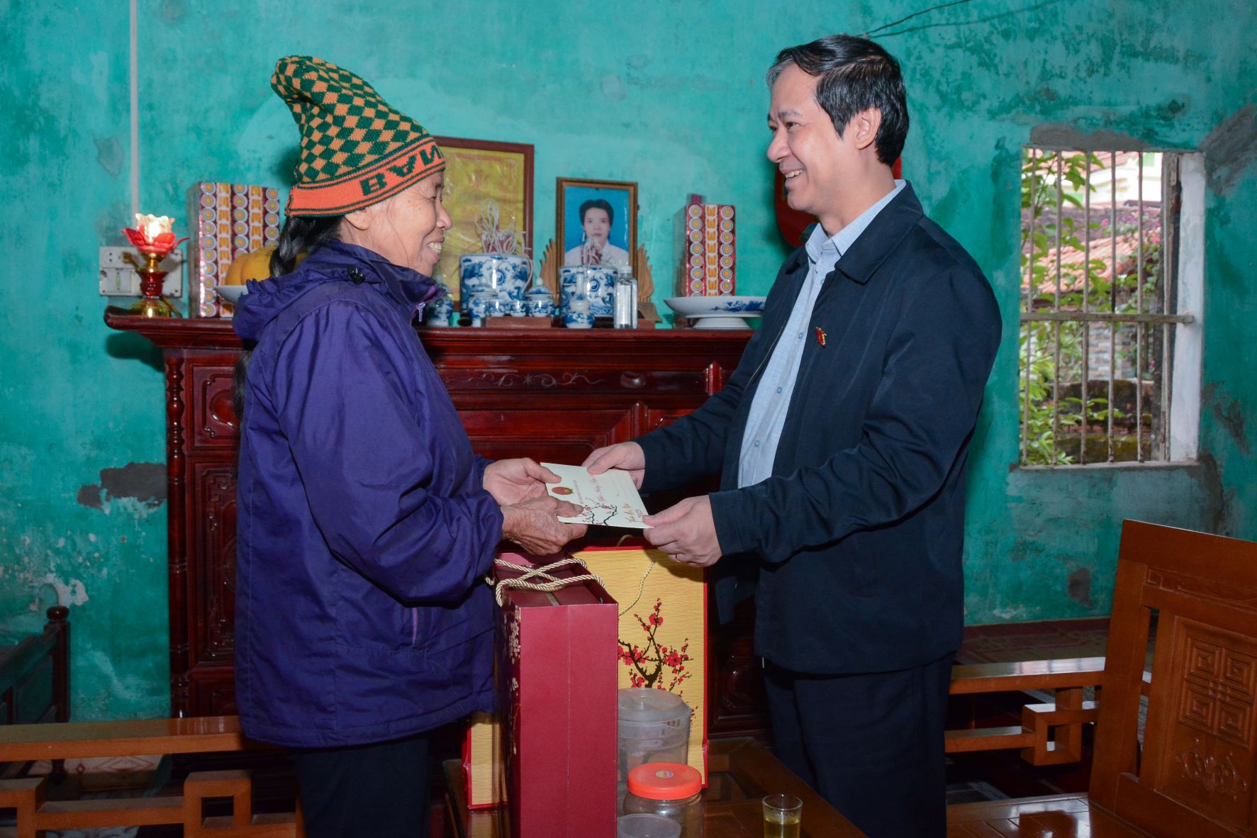 Bộ trưởng Nguyễn Kim Sơn thăm hỏi giáo viên khó khăn nhân dịp Tết Nguyên đán ảnh 1