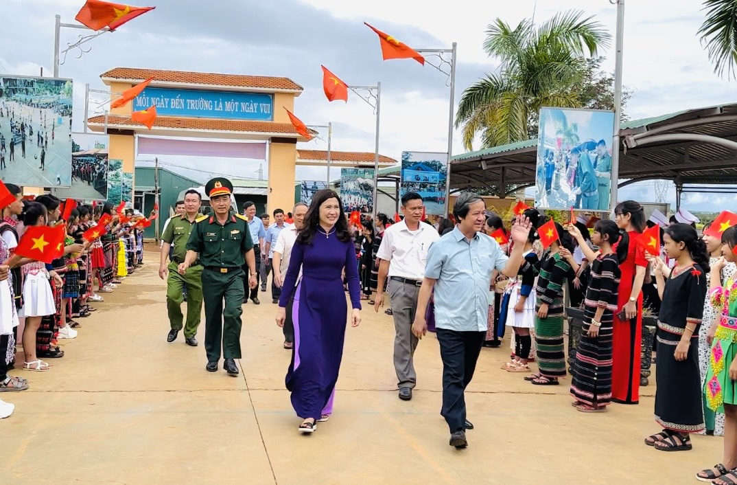 Bộ trưởng Nguyễn Kim Sơn thăm học sinh vùng khó trước thềm năm học mới  ảnh 1