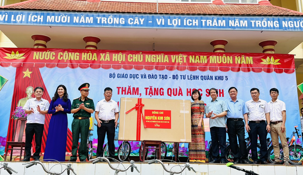 Bộ trưởng Nguyễn Kim Sơn thăm học sinh vùng khó trước thềm năm học mới  ảnh 5