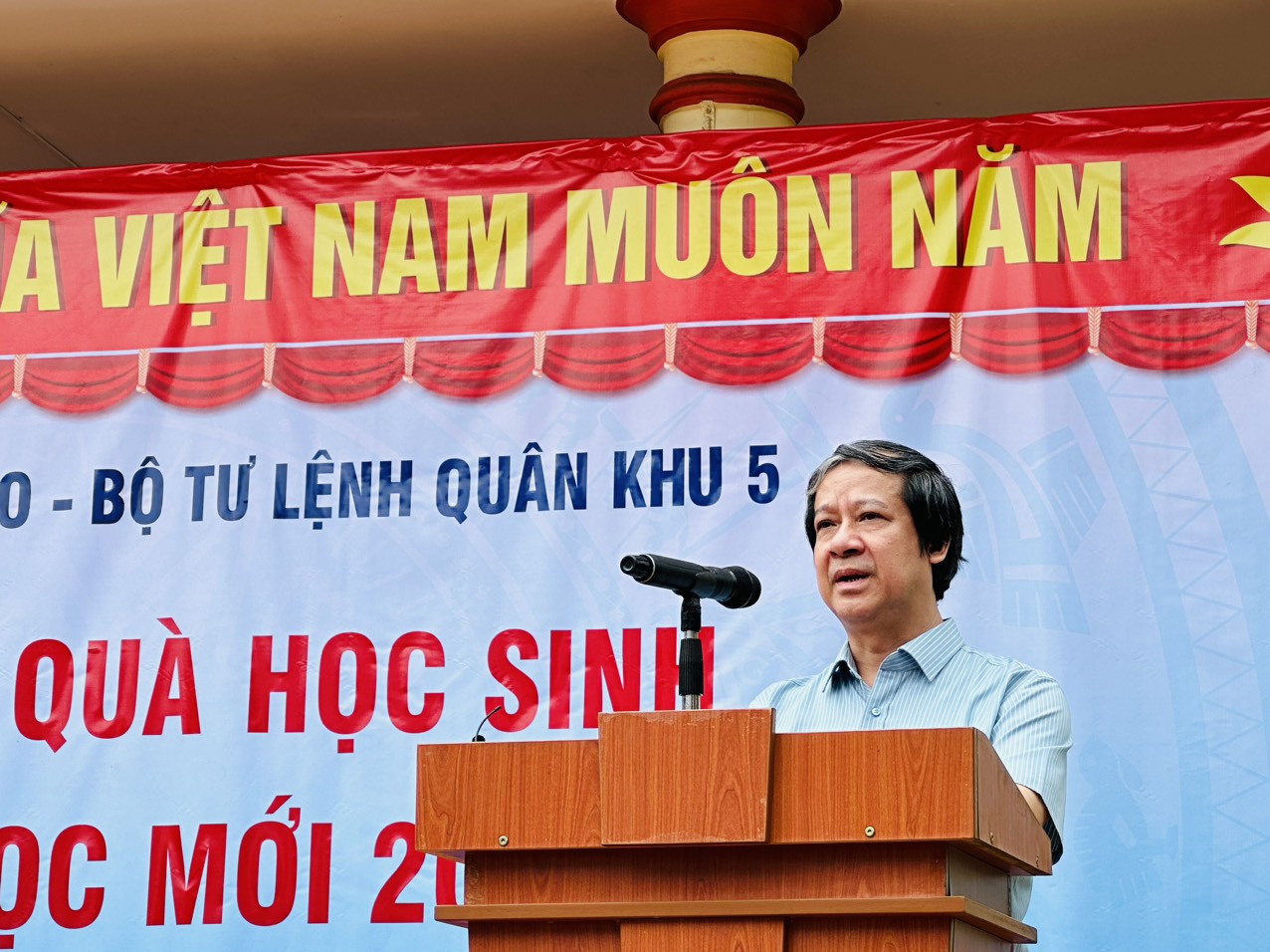 Bộ trưởng Nguyễn Kim Sơn thăm học sinh vùng khó trước thềm năm học mới  ảnh 2