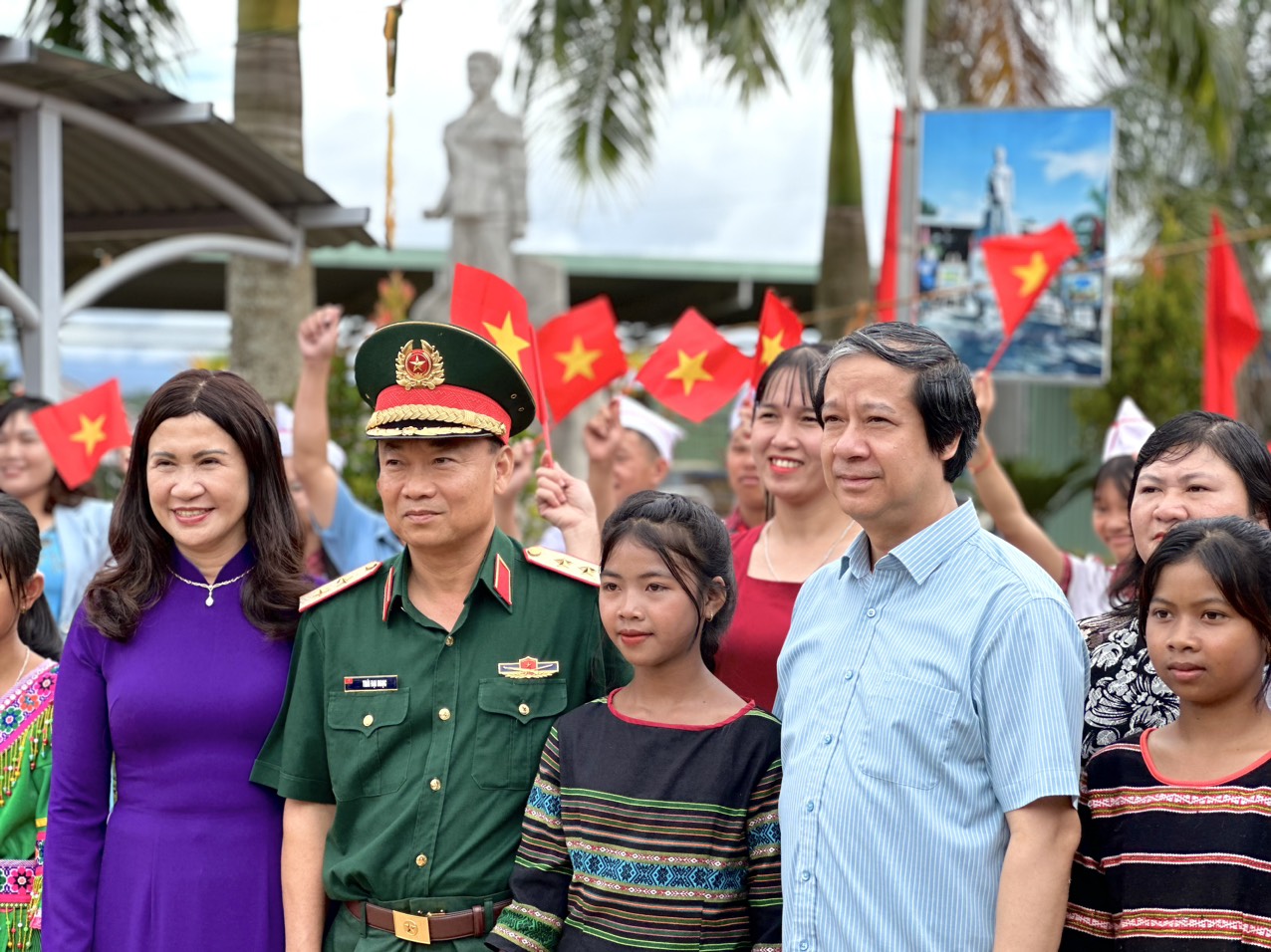 Bộ trưởng Nguyễn Kim Sơn thăm học sinh vùng khó trước thềm năm học mới  ảnh 4
