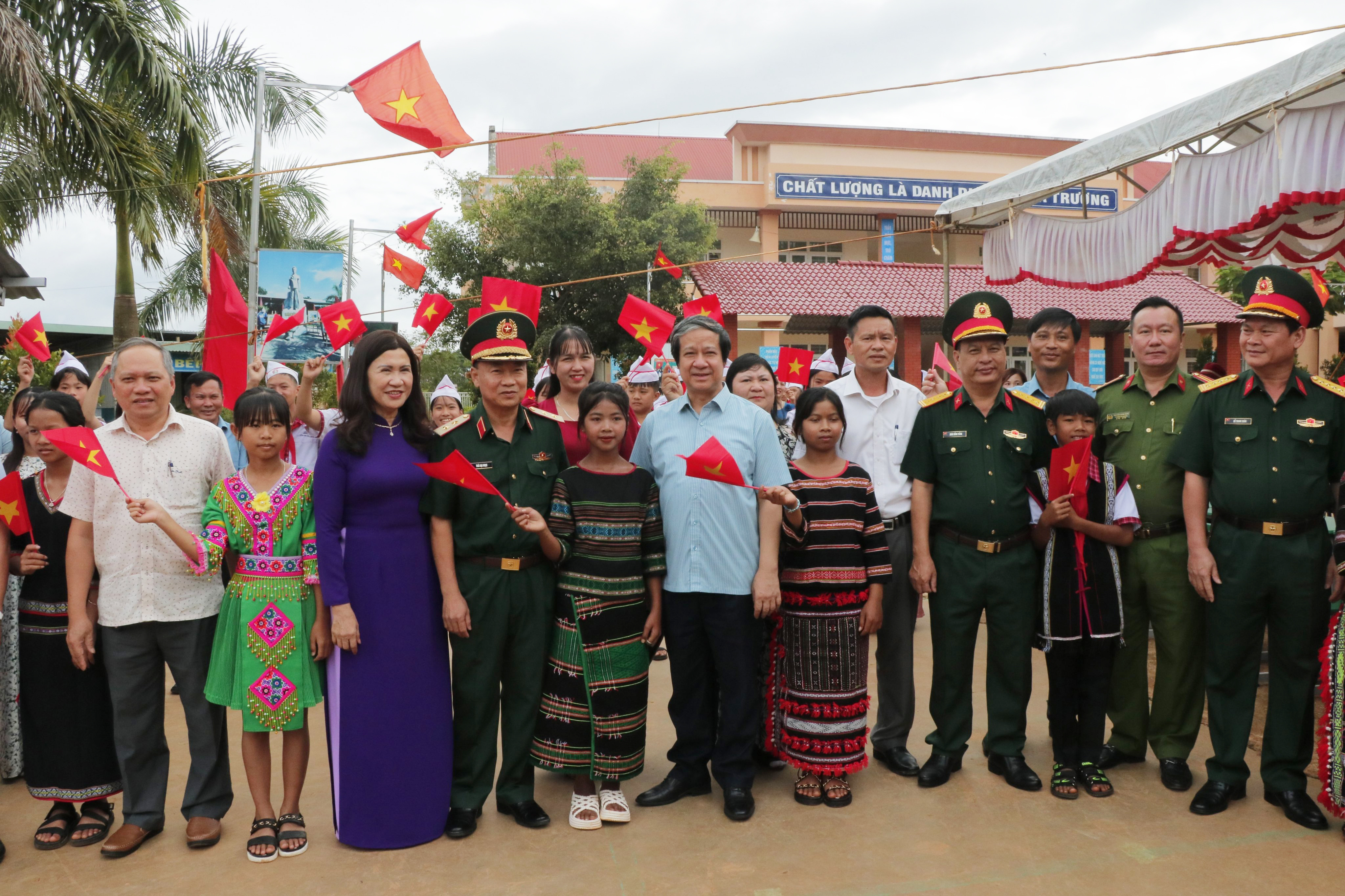 Bộ trưởng Nguyễn Kim Sơn thăm, động viên học sinh, giáo viên Trường THCS Hoàng Văn Thụ, huyện Đắk Glong, tỉnh Đắk Nông.