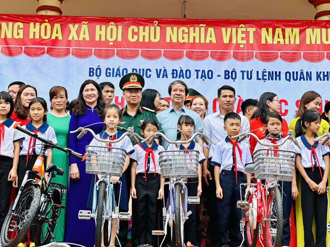 Bộ trưởng Nguyễn Kim Sơn thăm học sinh vùng khó trước thềm năm học mới  ảnh 3