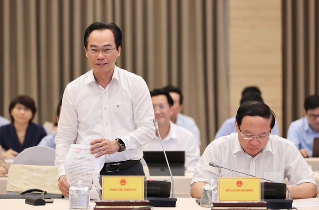Thứ trưởng Bộ GD&ĐT Hoàng Minh Sơn trao đổi tại buổi họp báo Chính phủ chiều 9/9.
