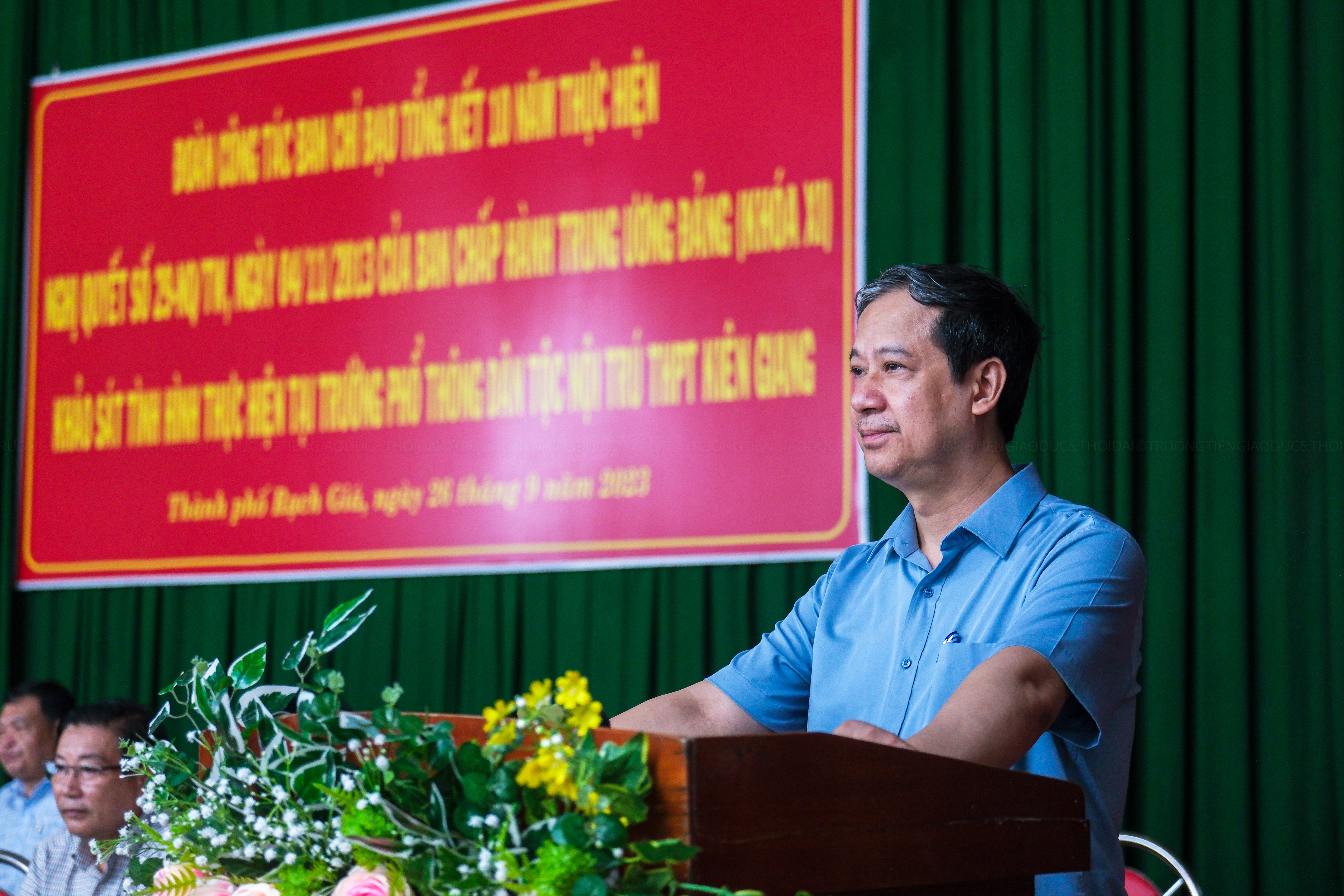 Bộ trưởng Nguyễn Kim Sơn gặp gỡ và chia sẻ với học sinh Trường phổ thông dân tộc nội trú THPT Kiên Giang. ảnh 1