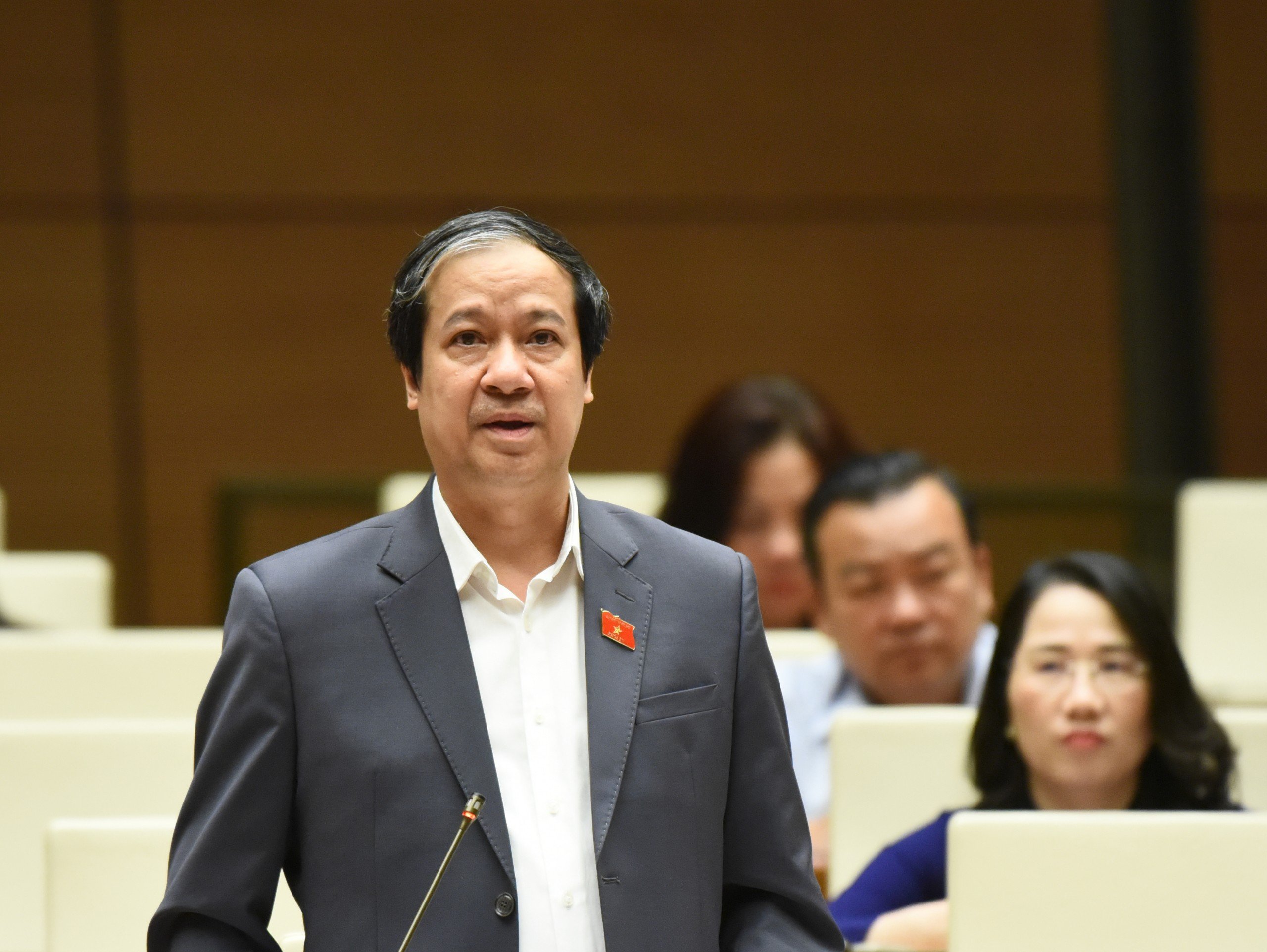 Bộ trưởng Bộ GD&ĐT Nguyễn Kim Sơn giải trình, làm rõ ý kiến đại biểu Quốc hội nêu tại phiên thảo luận. Ảnh: Quang Khánh