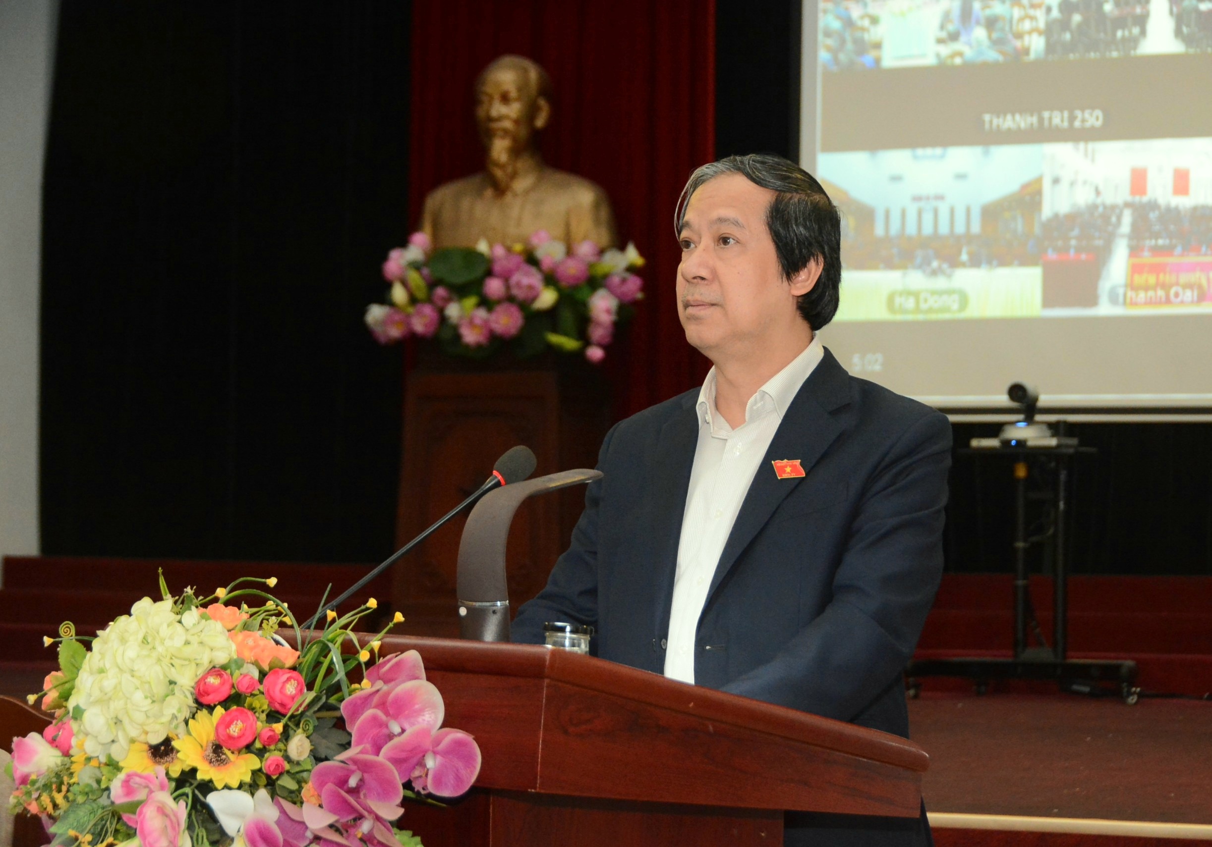 Bộ trưởng Bộ GD&ĐT Nguyễn Kim Sơn trao đổi với cử tri chiều 6/12.
