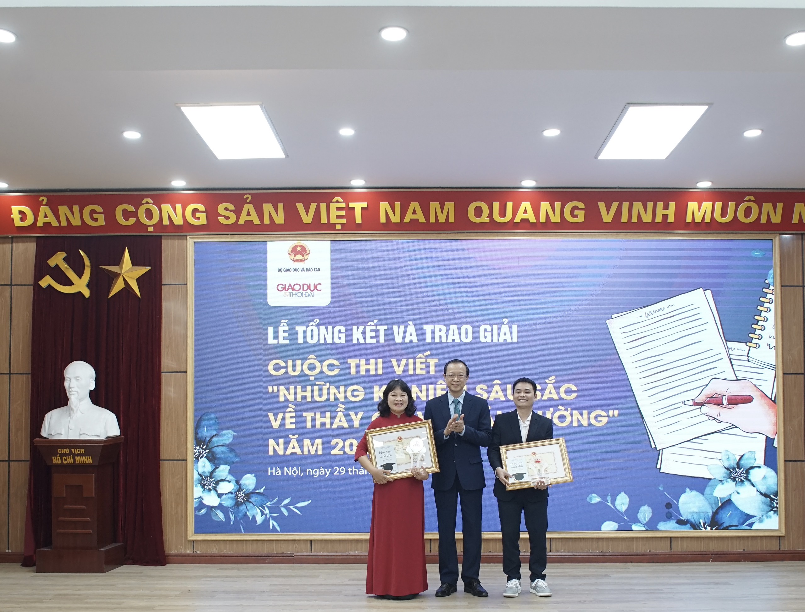 Ông Phạm Ngọc Thưởng - Thứ trưởng Bộ Giáo dục và Đào tạo trao giải cho các tác giả có tác phẩm đạt giải Nhất.