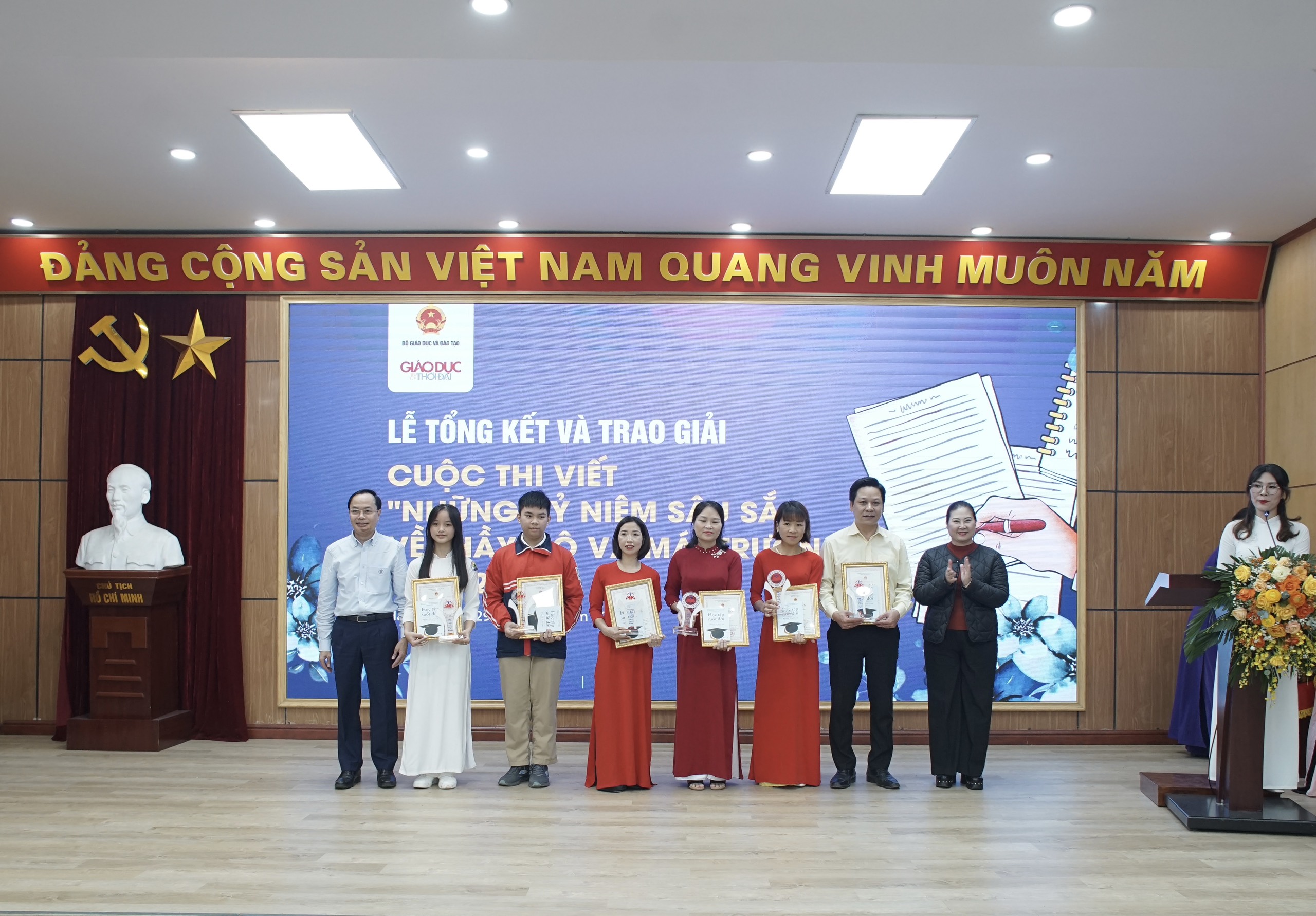 Ông Lê Đình Nghị - Phó Chánh Thanh tra Bộ GD&amp;ĐT và bà Trịnh Hoài Thu - Phó Vụ trưởng Vụ Giáo dục Tiểu học, Bộ GD&amp;ĐT trao giải Ba cho các tác giả đạt giải.