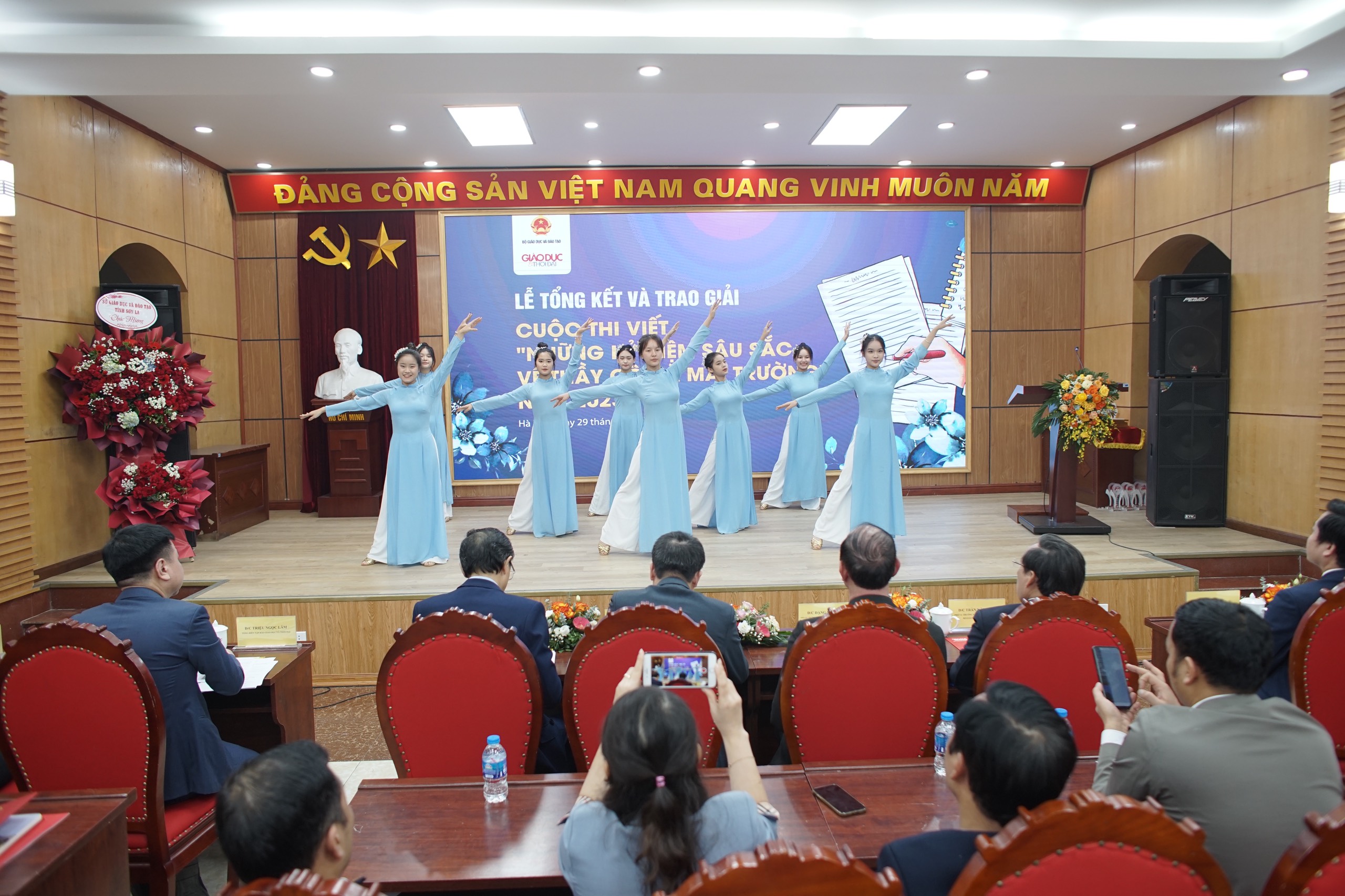 Tiết mục văn nghệ chào mừng của các em học sinh Trường THPT Việt - Đức (Hà Nội)