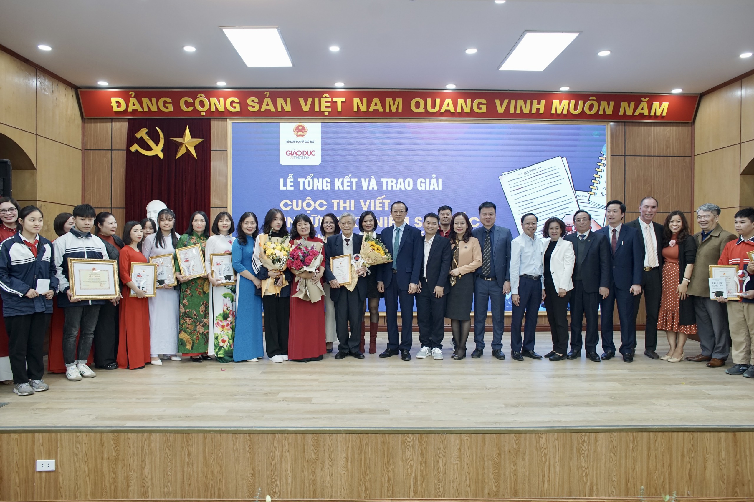 Thứ trưởng Phạm Ngọc Thưởng, các đại biểu dự buổi Lễ chụp ảnh lưu niệm cùng tác tác giả đạt giải.