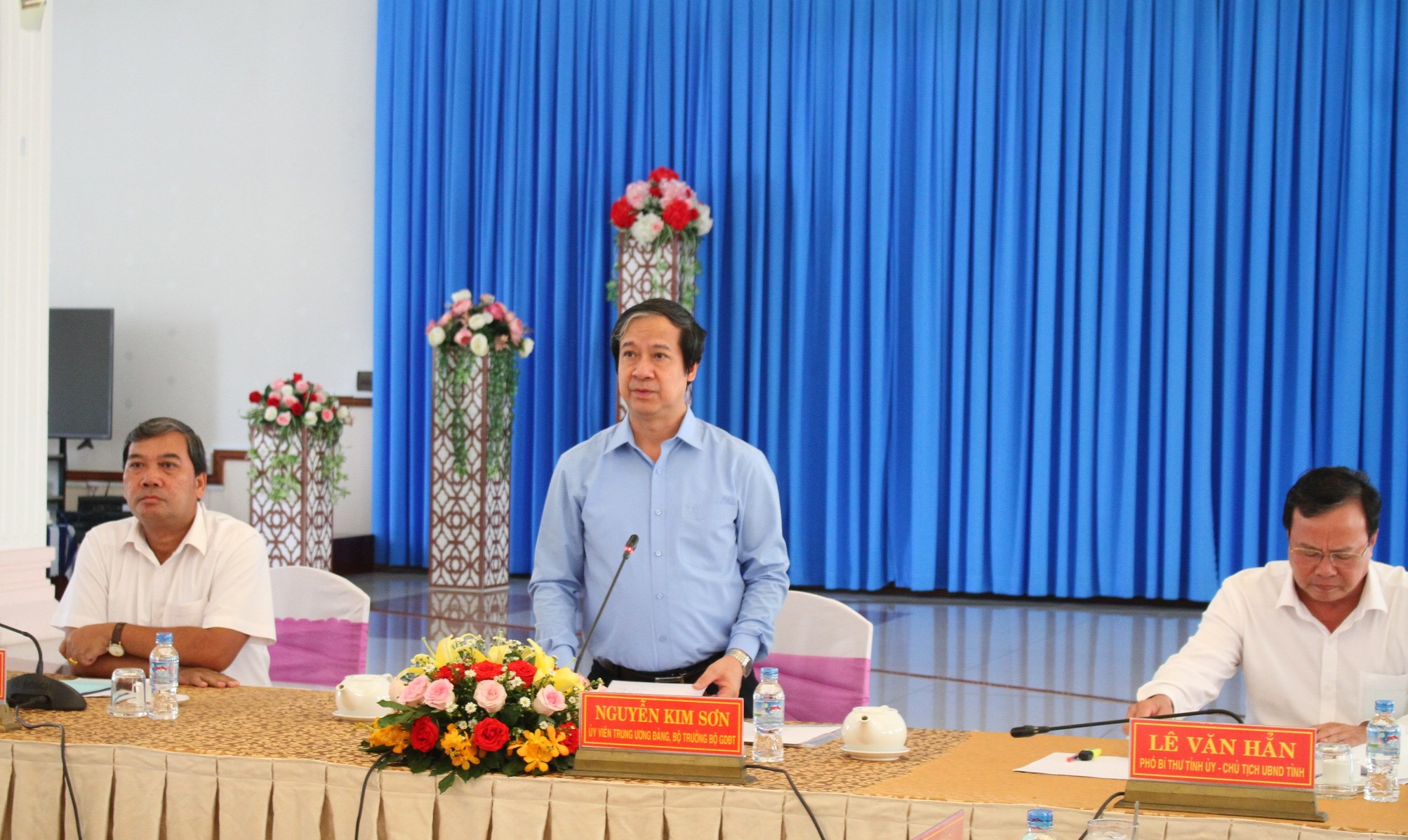 Bộ trưởng Nguyễn Kim Sơn lắng nghe, chia sẻ cùng GD Trà Vinh ảnh 5