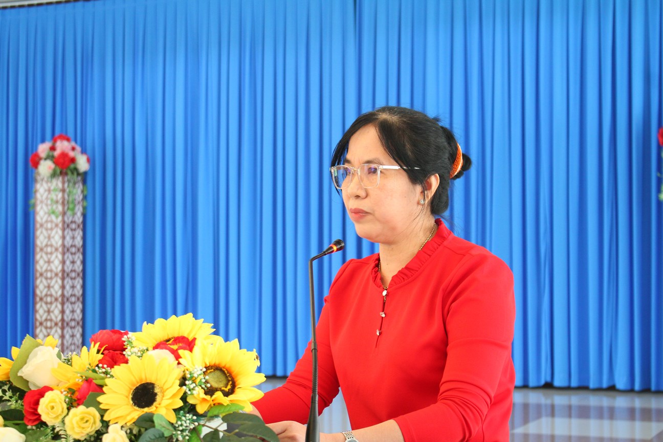 Bộ trưởng Nguyễn Kim Sơn lắng nghe, chia sẻ cùng GD Trà Vinh ảnh 2