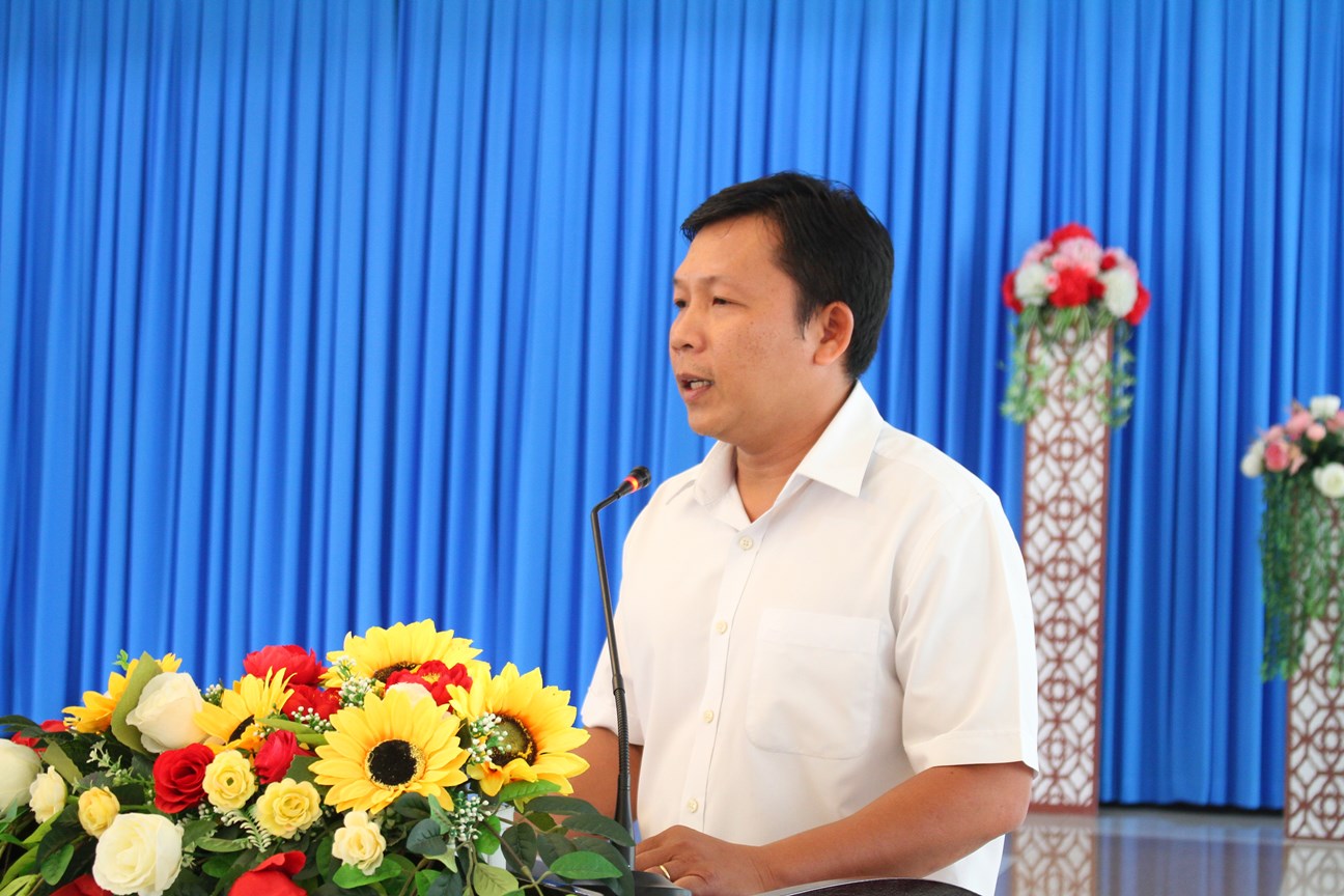 Bộ trưởng Nguyễn Kim Sơn lắng nghe, chia sẻ cùng GD Trà Vinh ảnh 4
