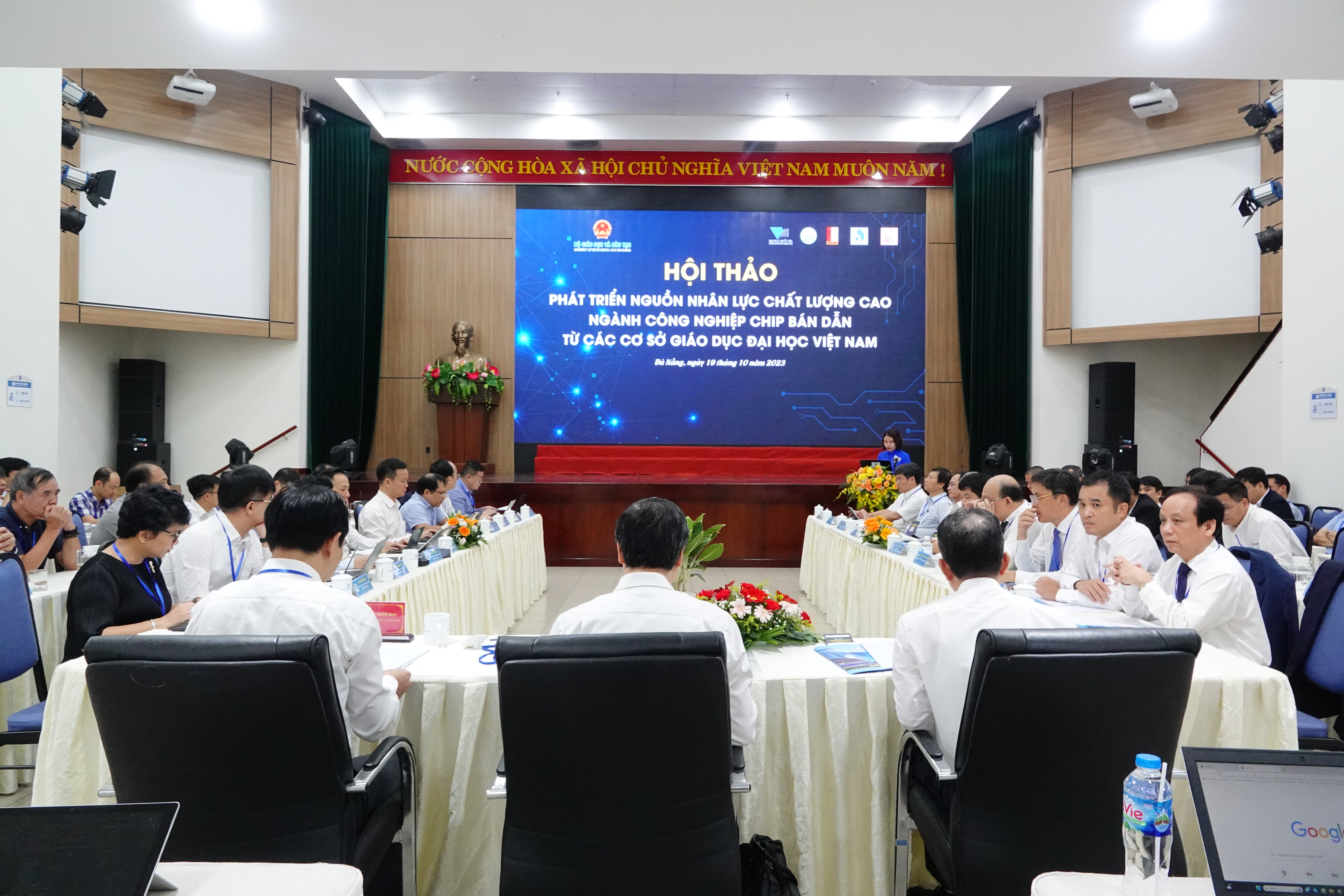 Quang cảnh Hội thảo Phát triển nguồn nhân lực chất lượng cao ngành công nghiệp chip bán dẫn từ các cơ sở giáo dục đại học Việt Nam. ảnh 1