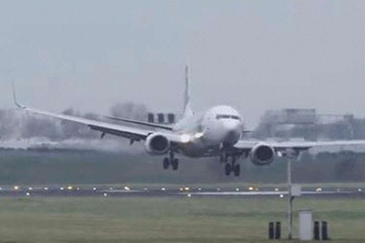 Gió mạnh khiến máy bay chao đảo khi hạ cánh. Ảnh: Daily Mail.