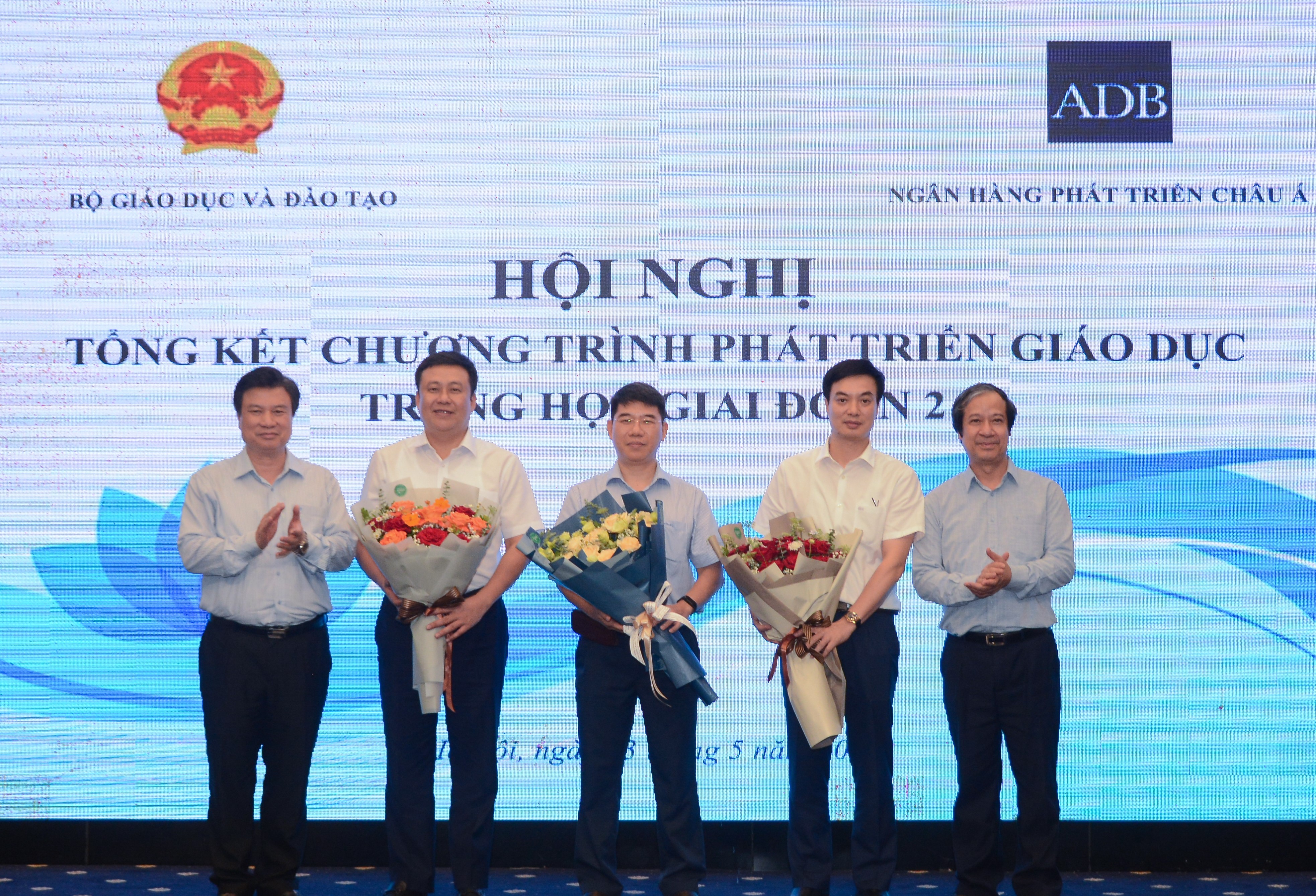 Bộ trưởng Nguyễn Kim Sơn, Thứ trưởng Nguyễn Hữu Độ tặng hoa đại diện Ngân hàng phát triển Châu Á và Ban quản lý Chương trình phát triển giáo dục trung học giai đoạn 2.